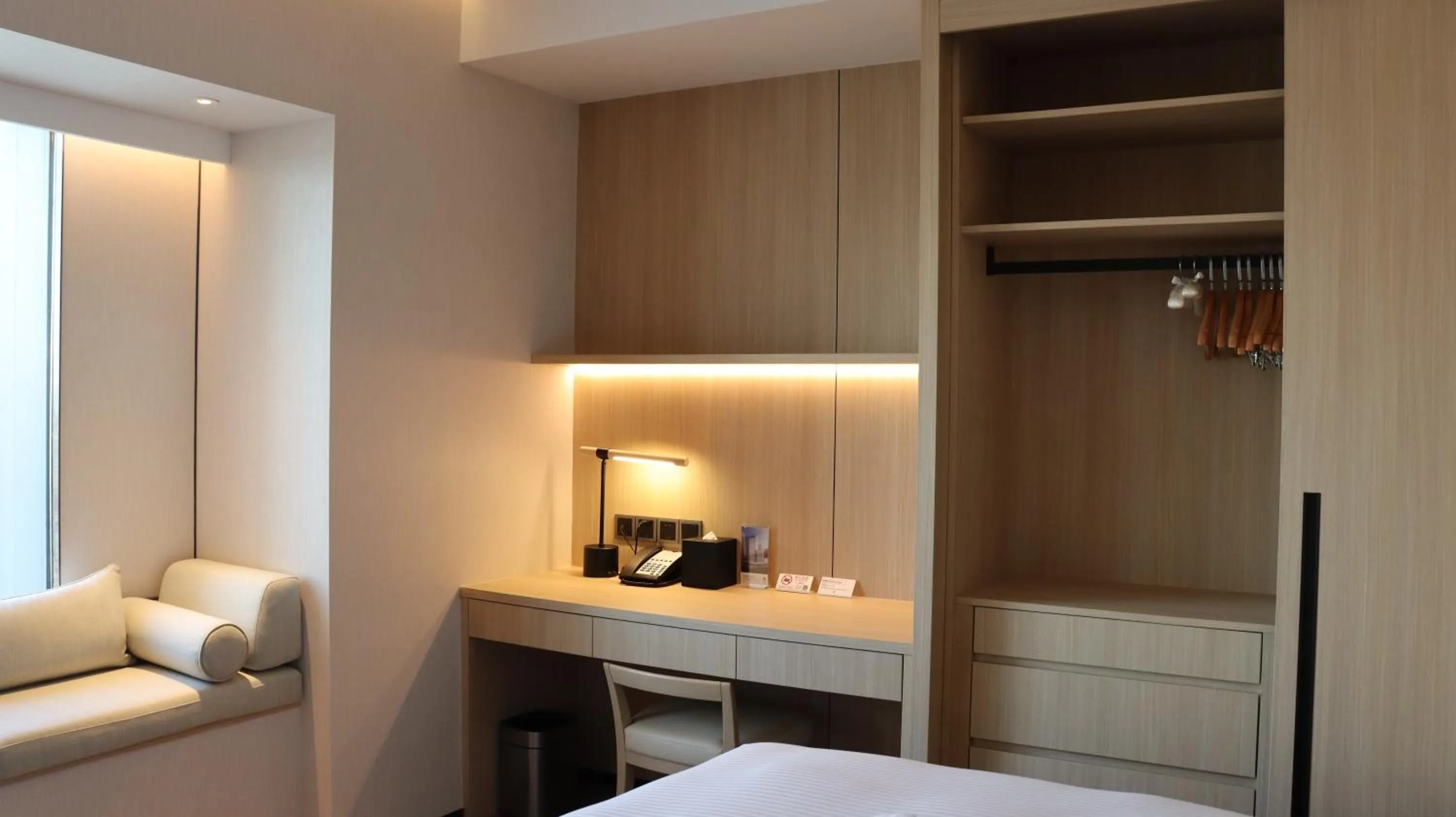 hair dresser, Bed in Metropolitan Residence