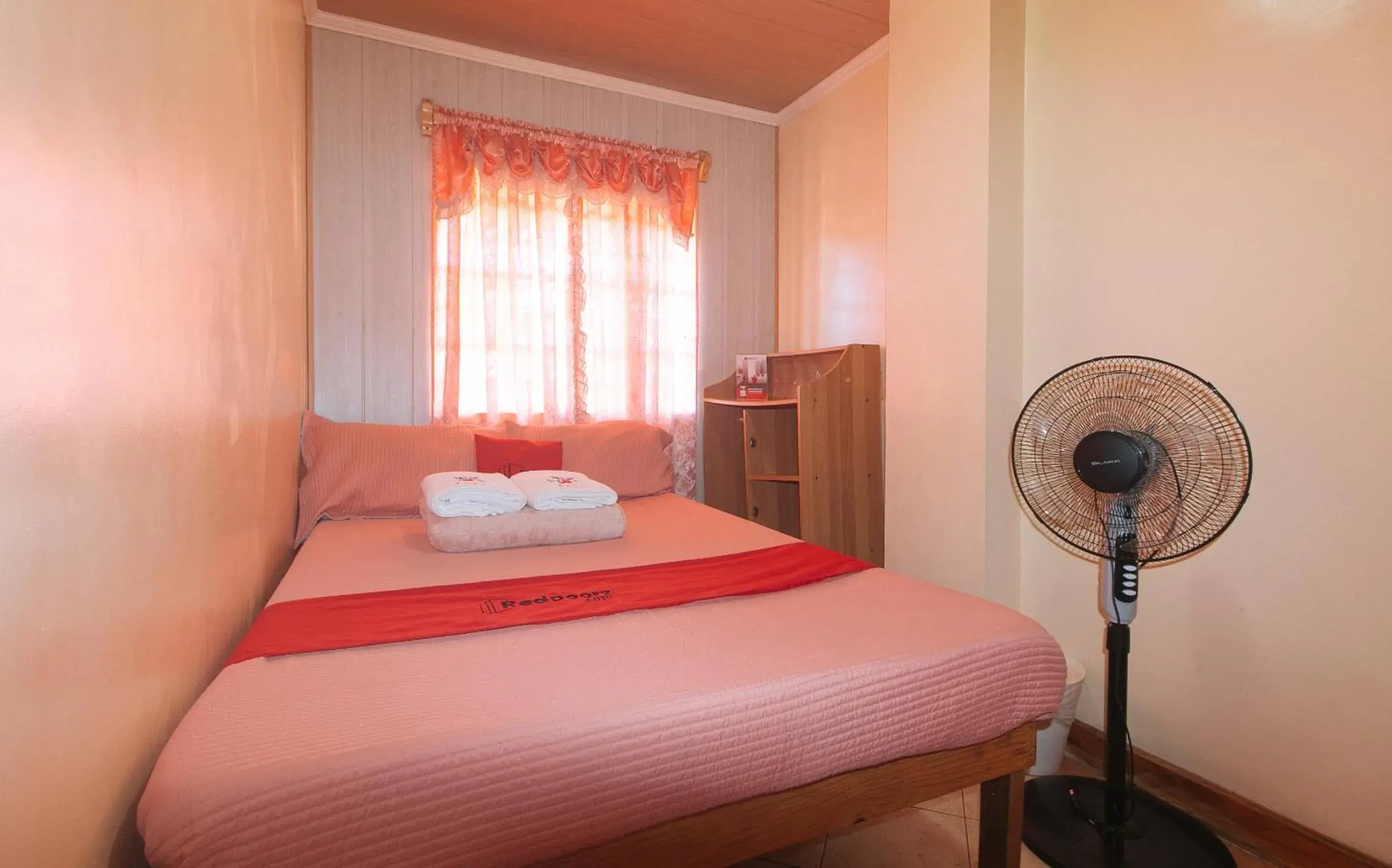 Bed in RedDoorz Hostel @ Faes Transient House Bed in RedDoorz Hostel @ Faes Transient House