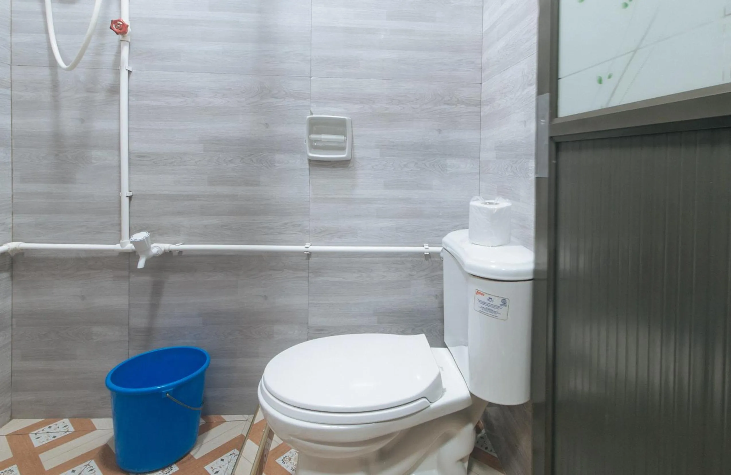 Bathroom in RedDoorz Hostel @ Faes Transient House