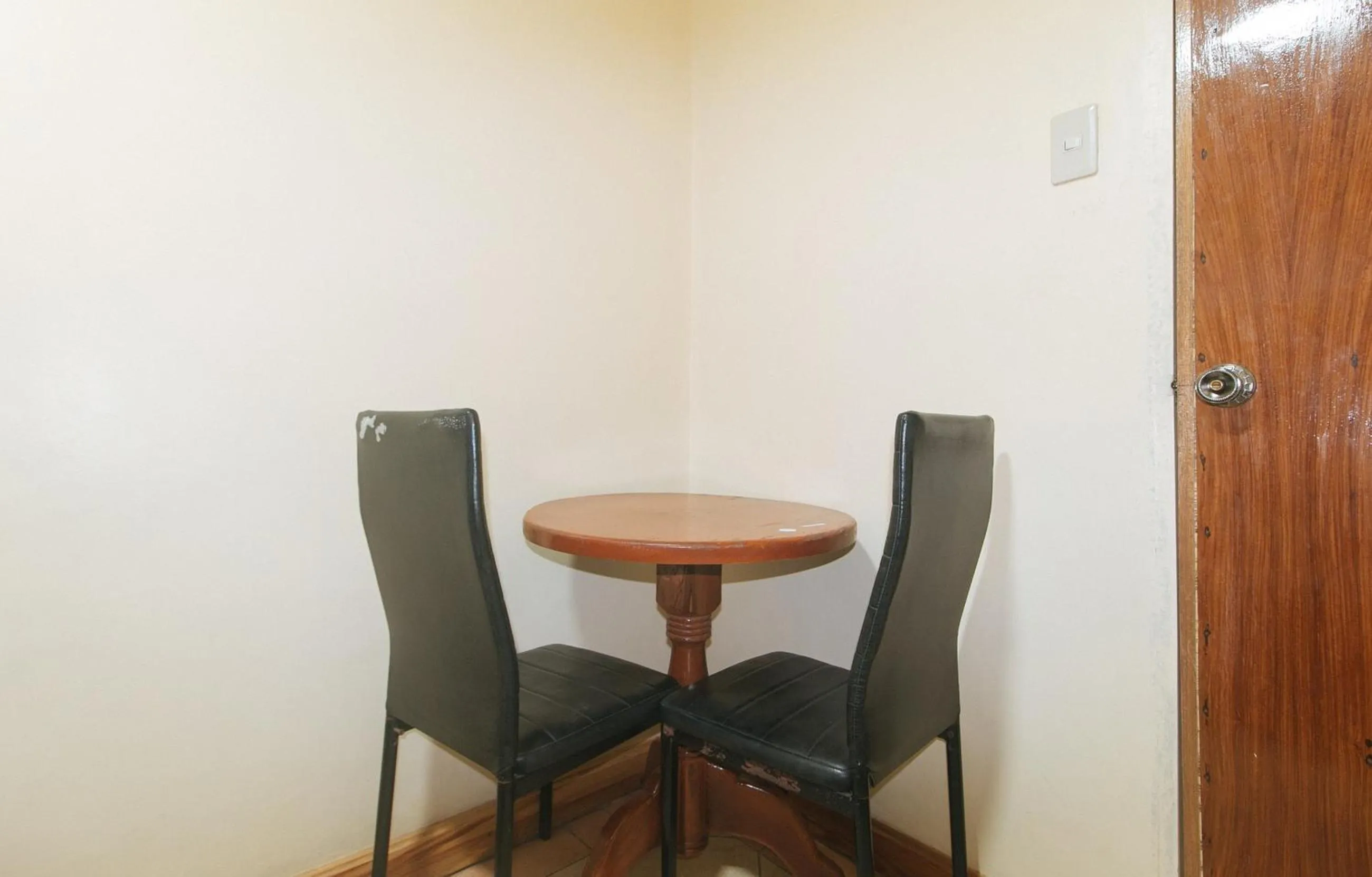 Dining area in RedDoorz Hostel @ Faes Transient House