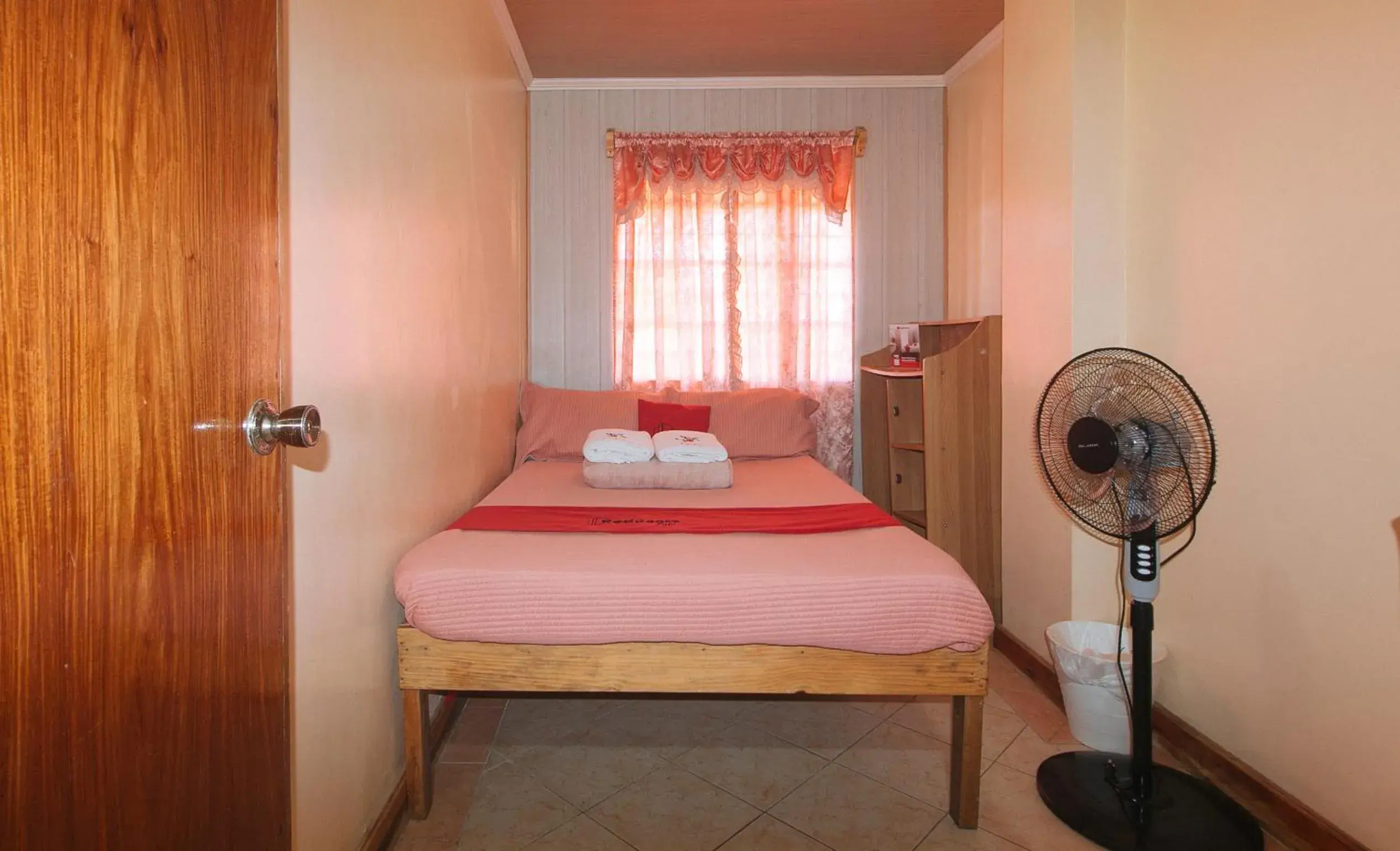 Photo of the whole room, Bed in RedDoorz Hostel @ Faes Transient House Photo of the whole room, Bed in RedDoorz Hostel @ Faes Transient House