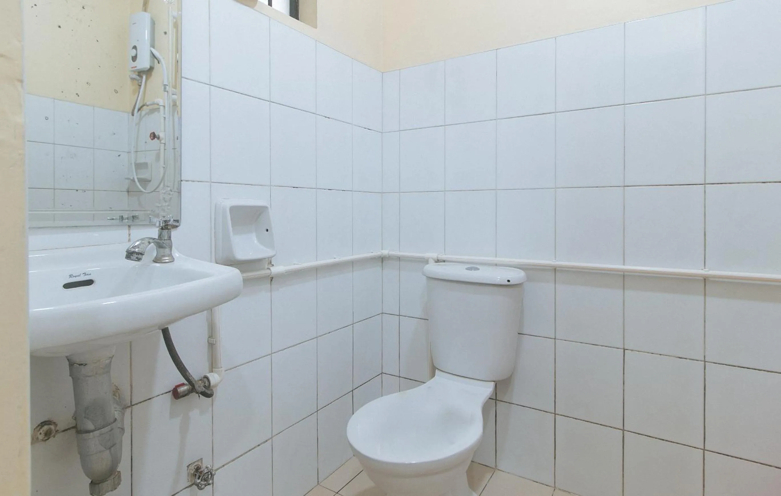 Bathroom in RedDoorz Hostel @ Faes Transient House