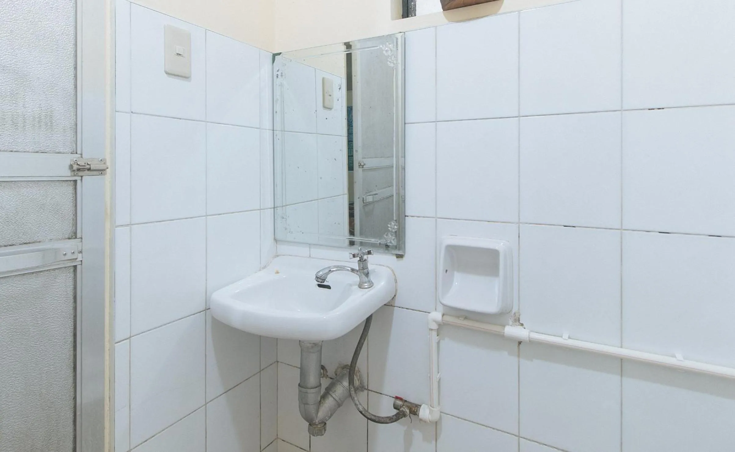 Bathroom in RedDoorz Hostel @ Faes Transient House