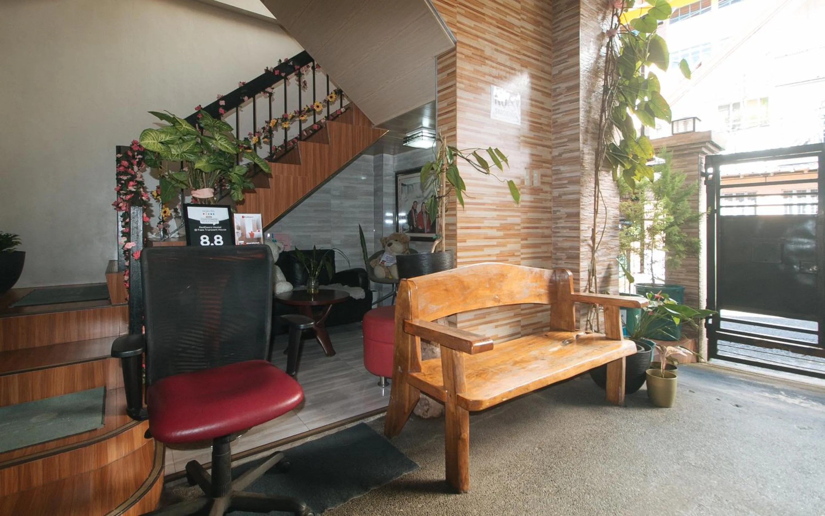 Seating area in RedDoorz Hostel @ Faes Transient House