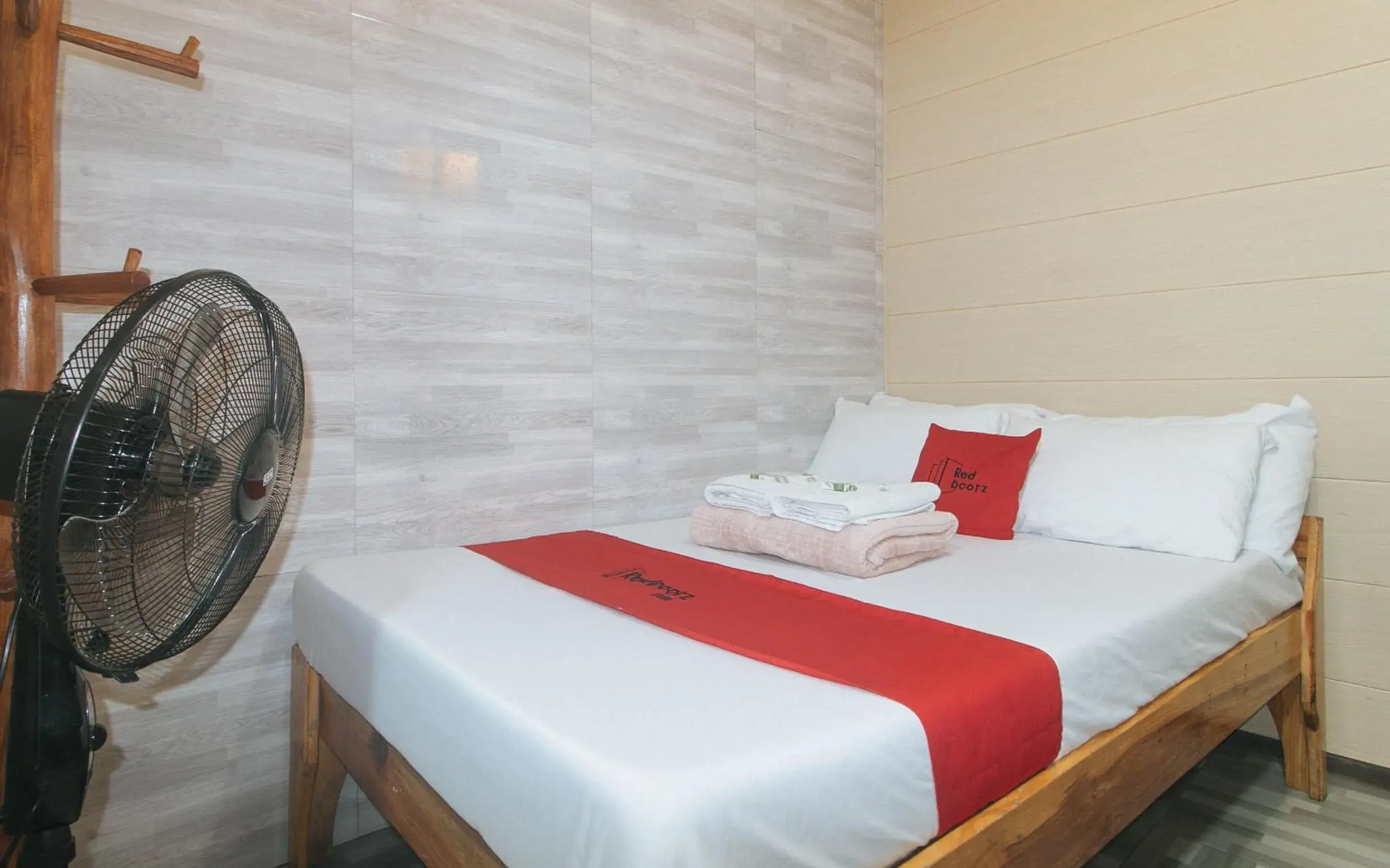 Deluxe Room in RedDoorz Hostel @ Faes Transient House Deluxe Room in RedDoorz Hostel @ Faes Transient House