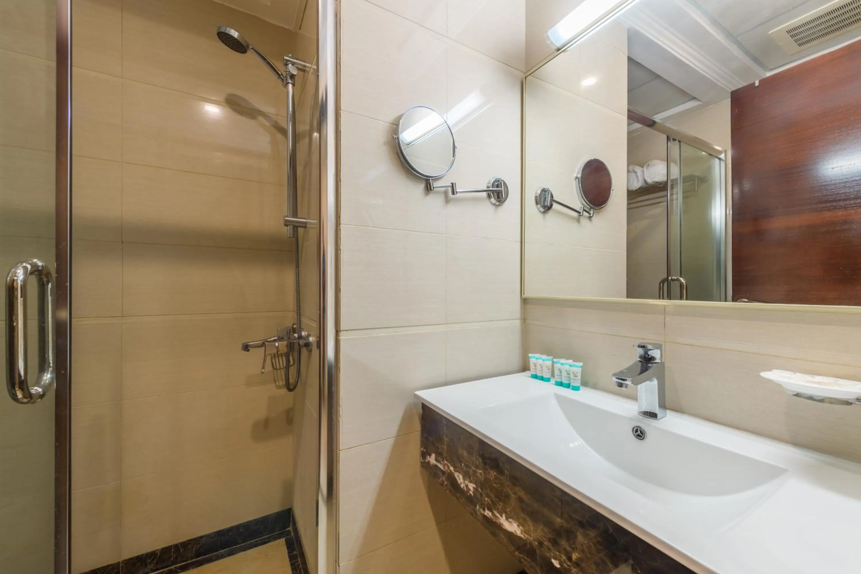 Shower in Joury Al Mashaer Hotel