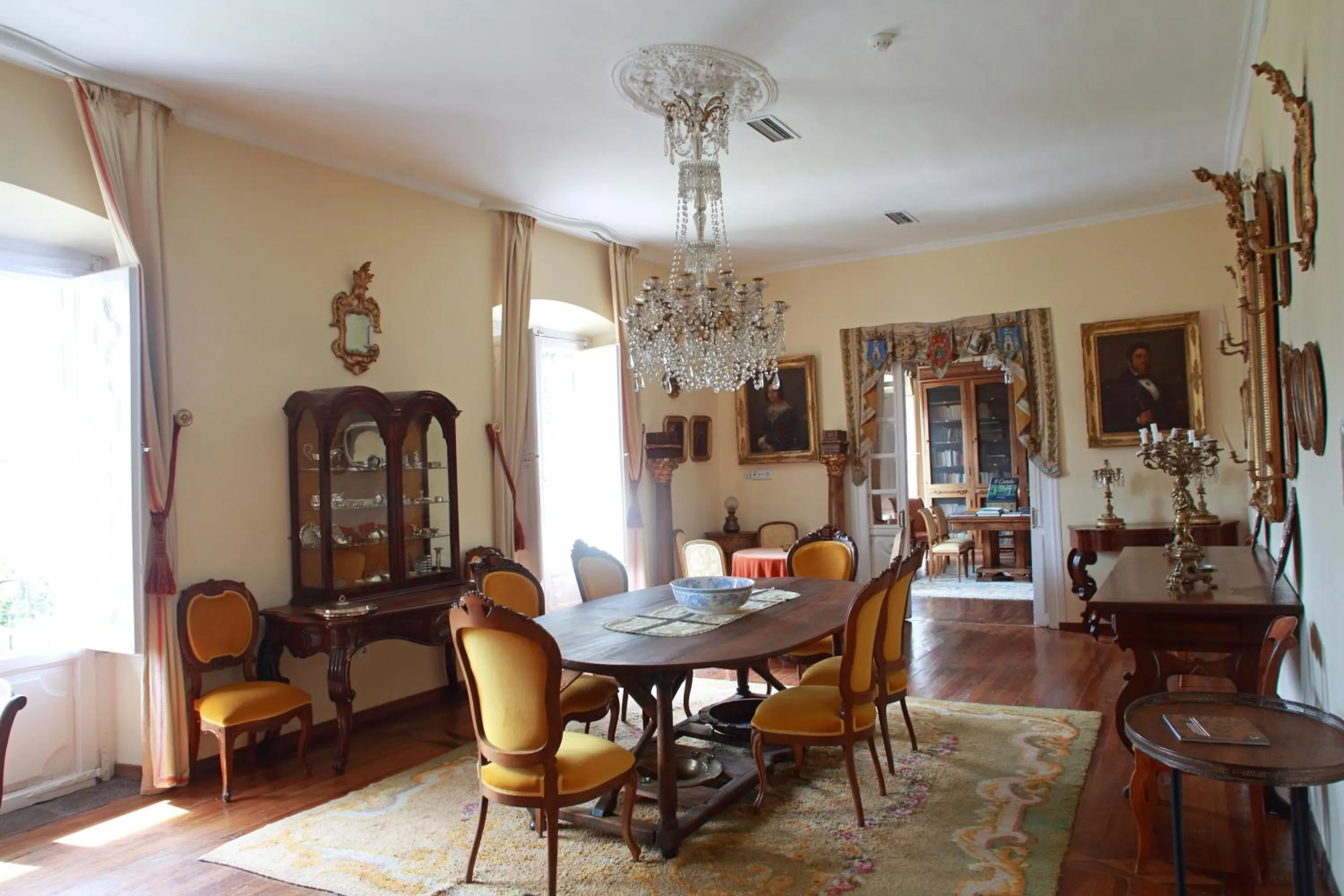 Communal lounge/ TV room in Hotel Monumento Pazo do Castro