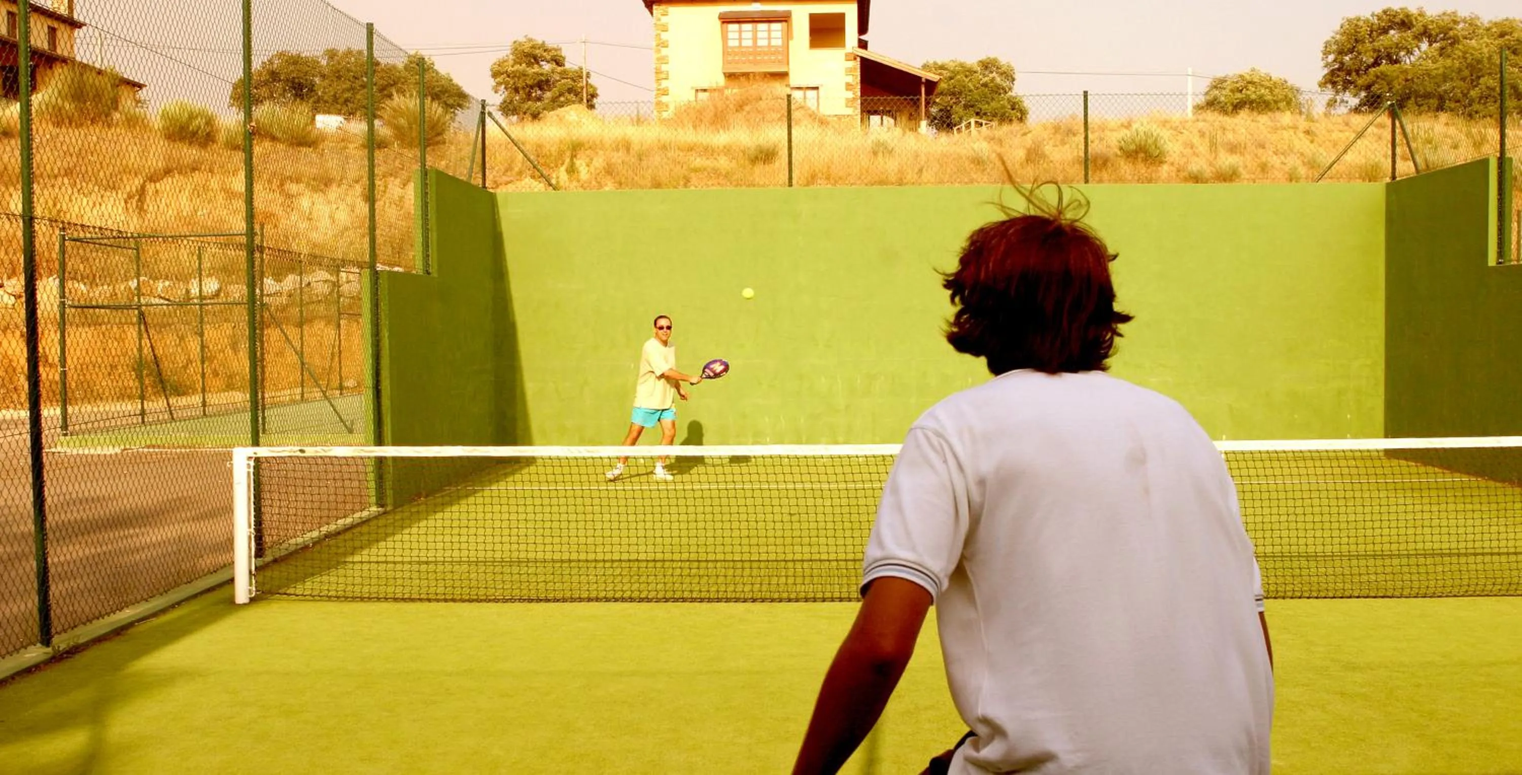 Tennis court in Hotel Monumento Pazo do Castro