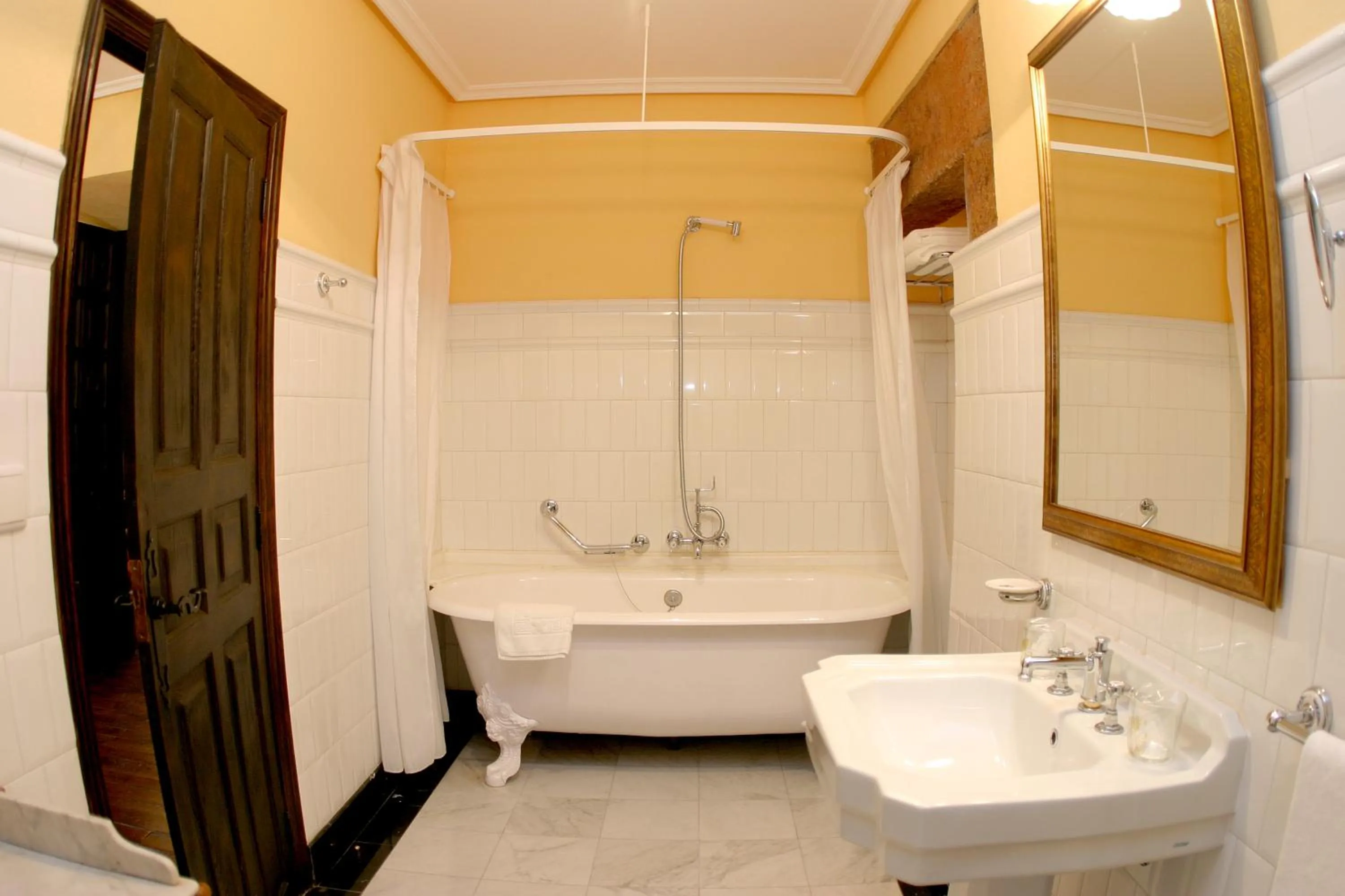 Bathroom in Hotel Monumento Pazo do Castro