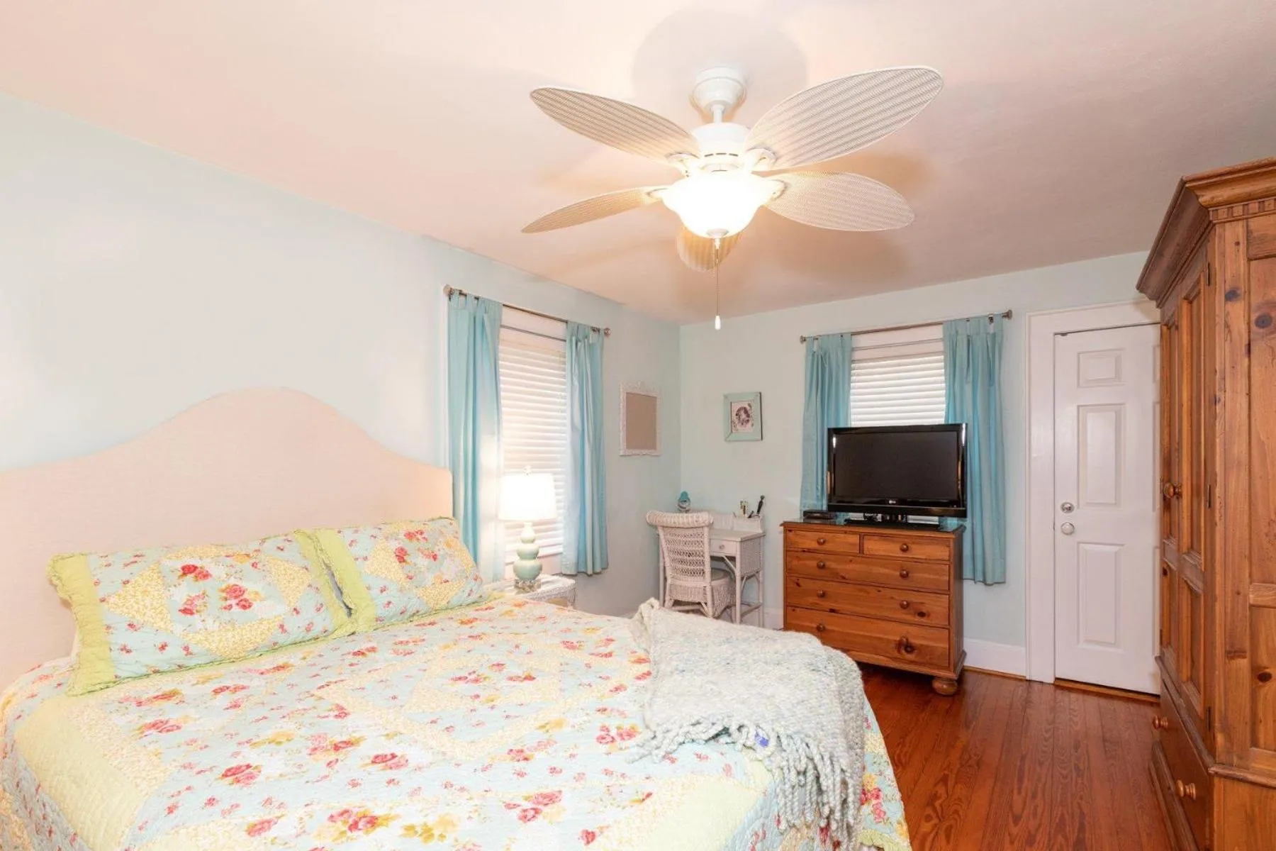 Bed in The Seashore Getaway House