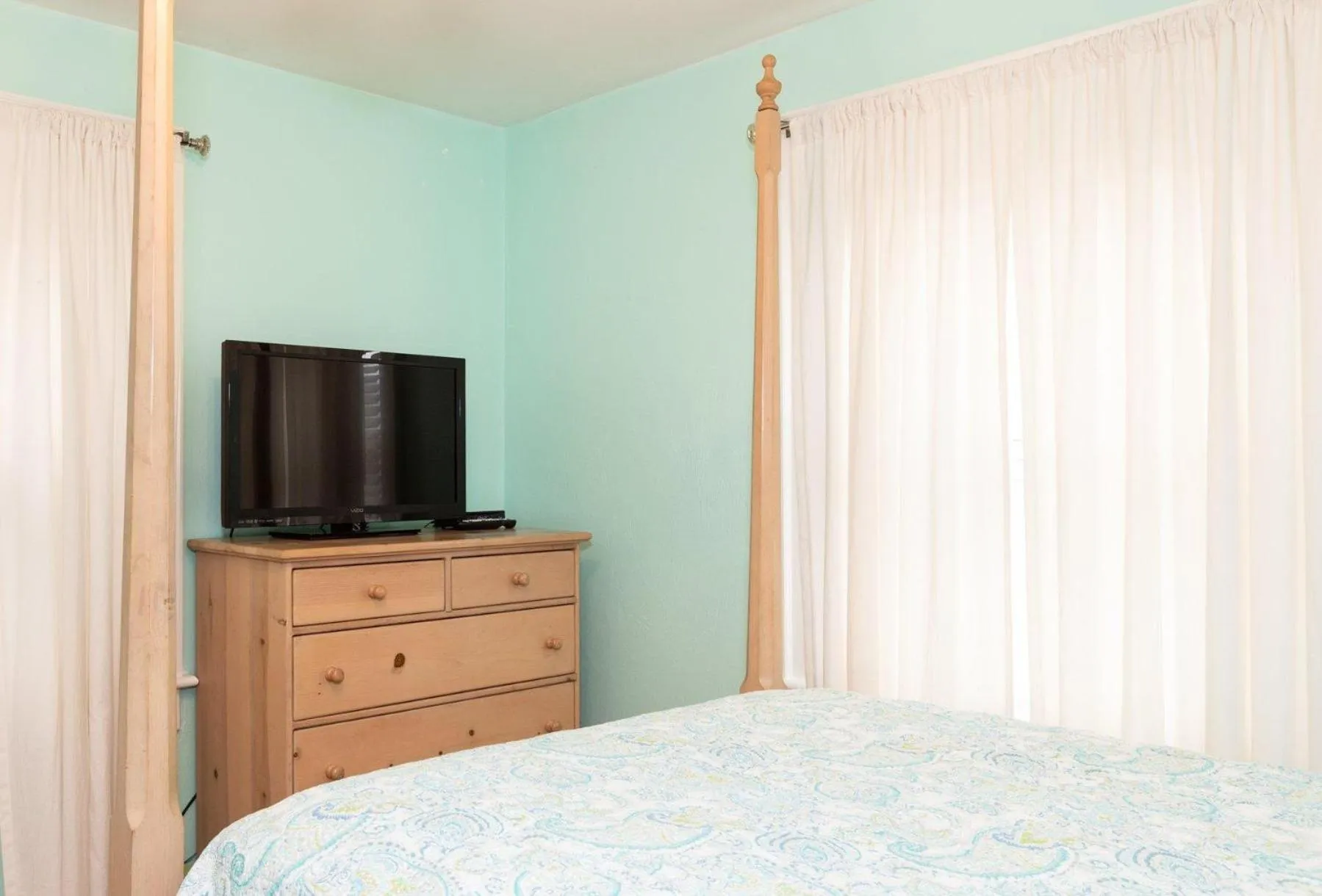 Bed in The Seashore Getaway House