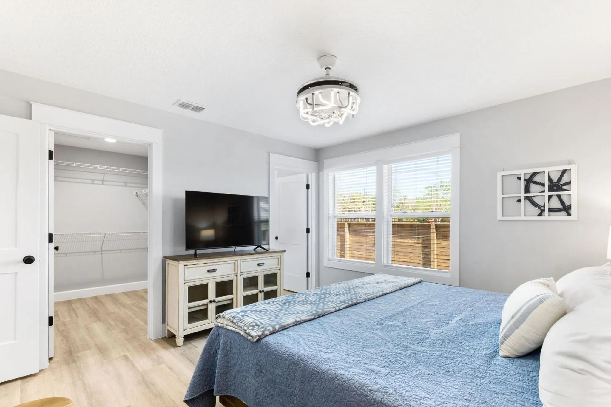 Bed in Brand New Bungalow with King Bed Suites in St Aug