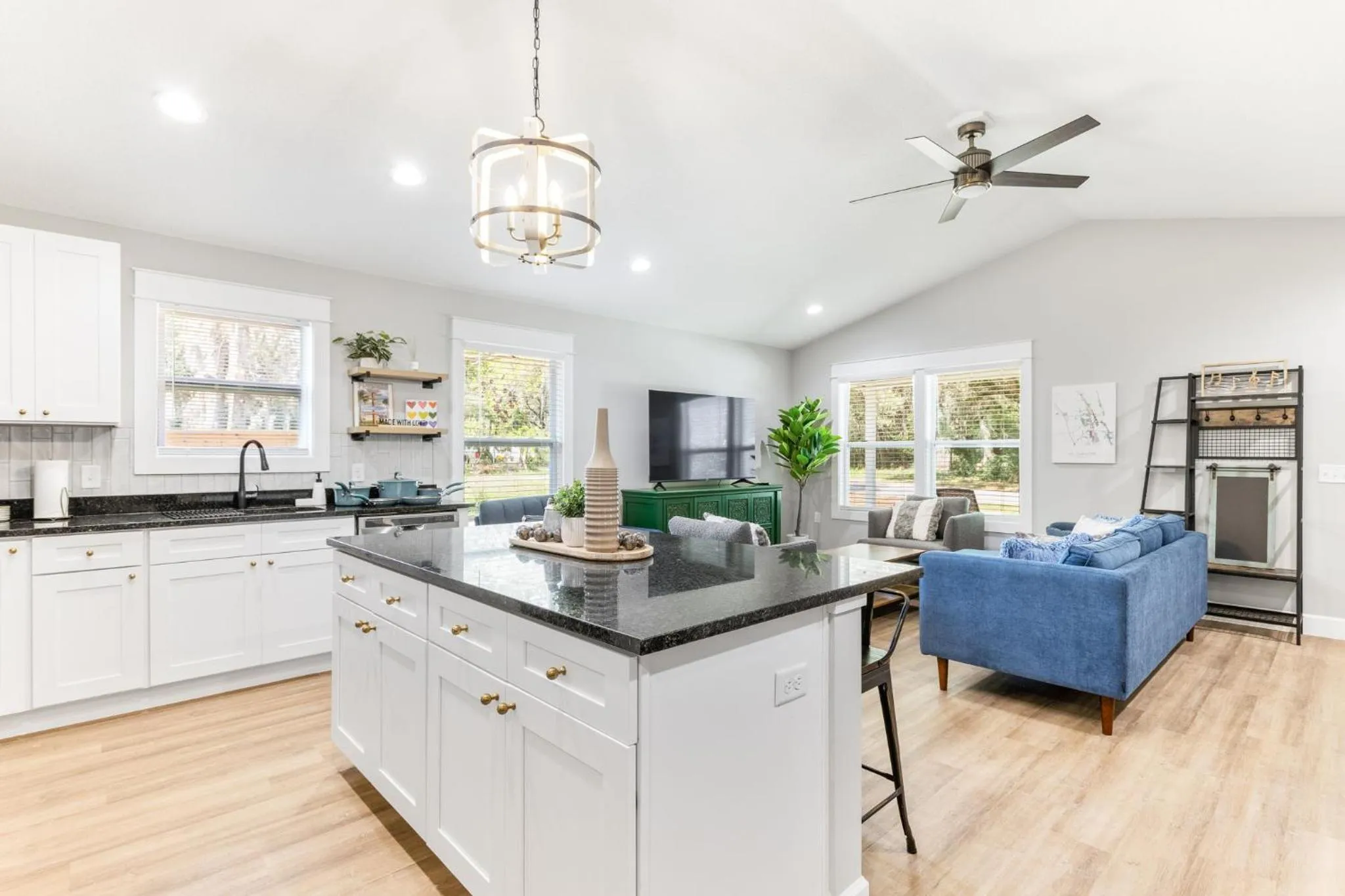 Brand New Bungalow with King Bed Suites in St Aug