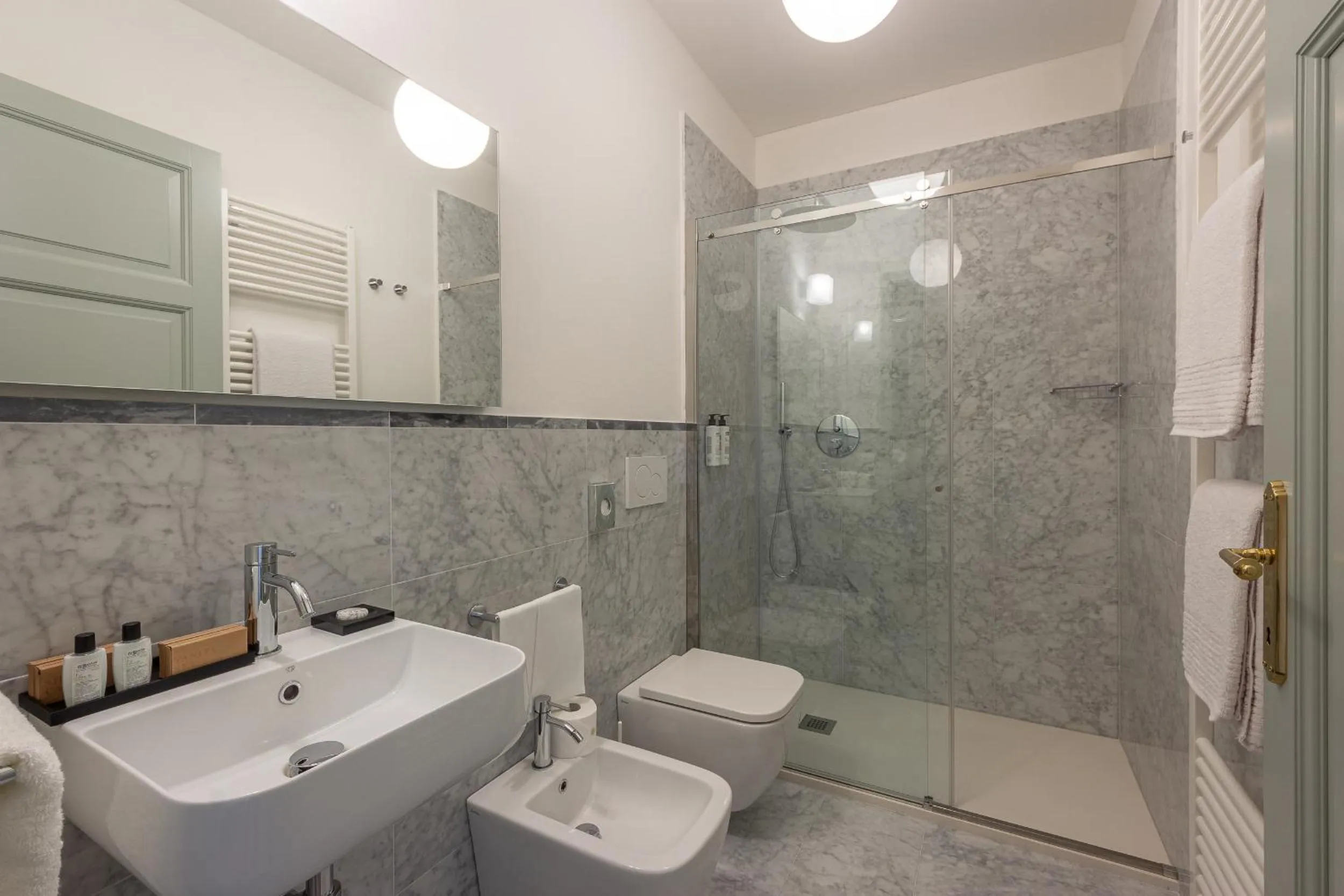 Shower in Grand Universe La Residenza