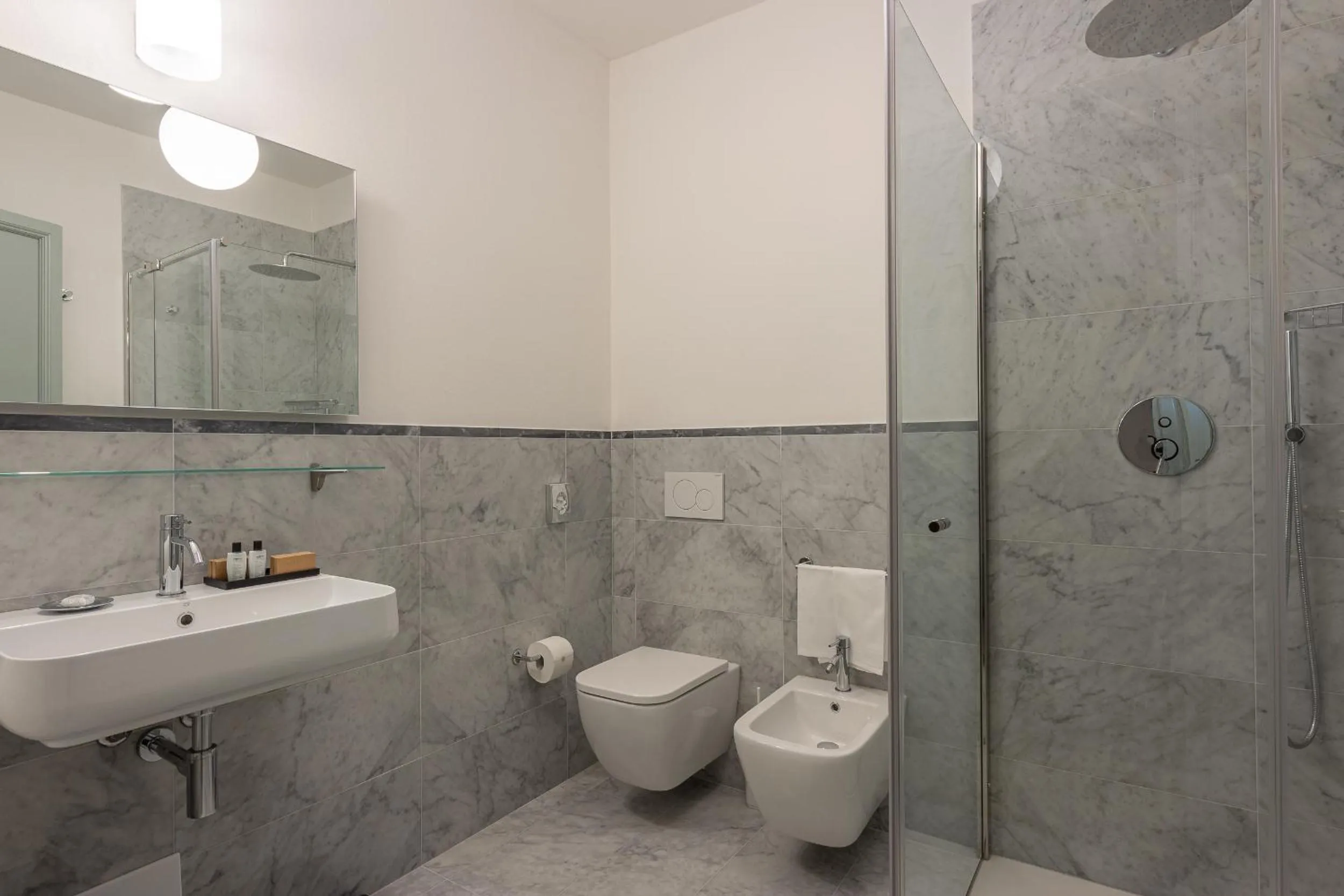 Shower in Grand Universe La Residenza