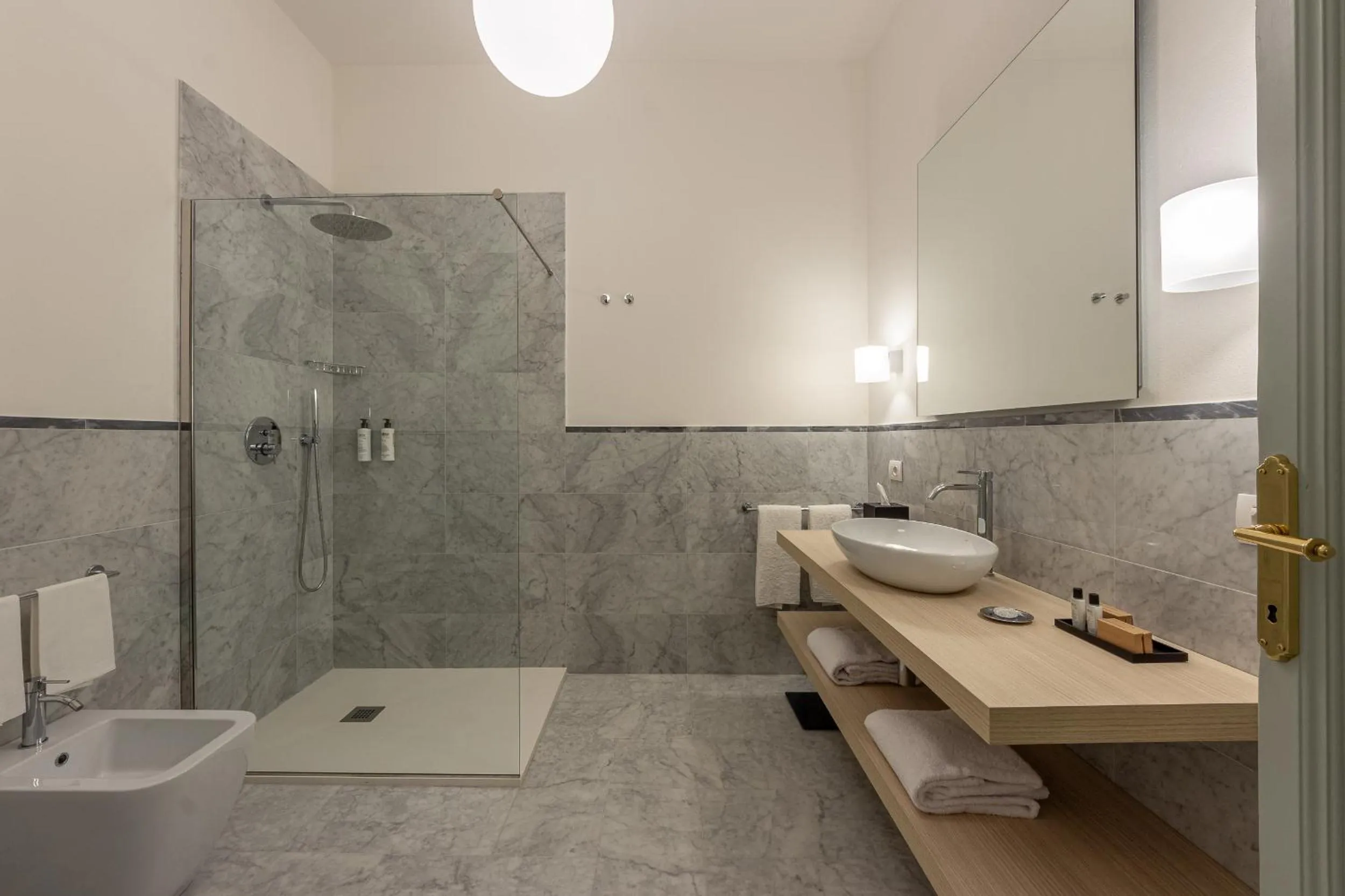 Shower in Grand Universe La Residenza