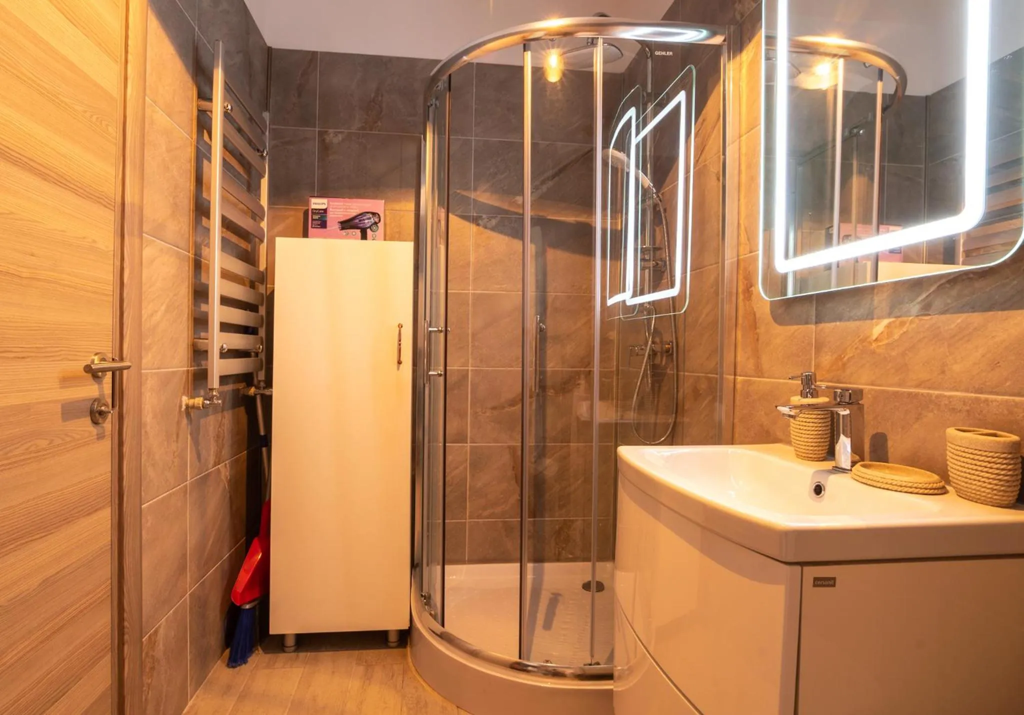 Shower in Apartamente Miramare by Alz