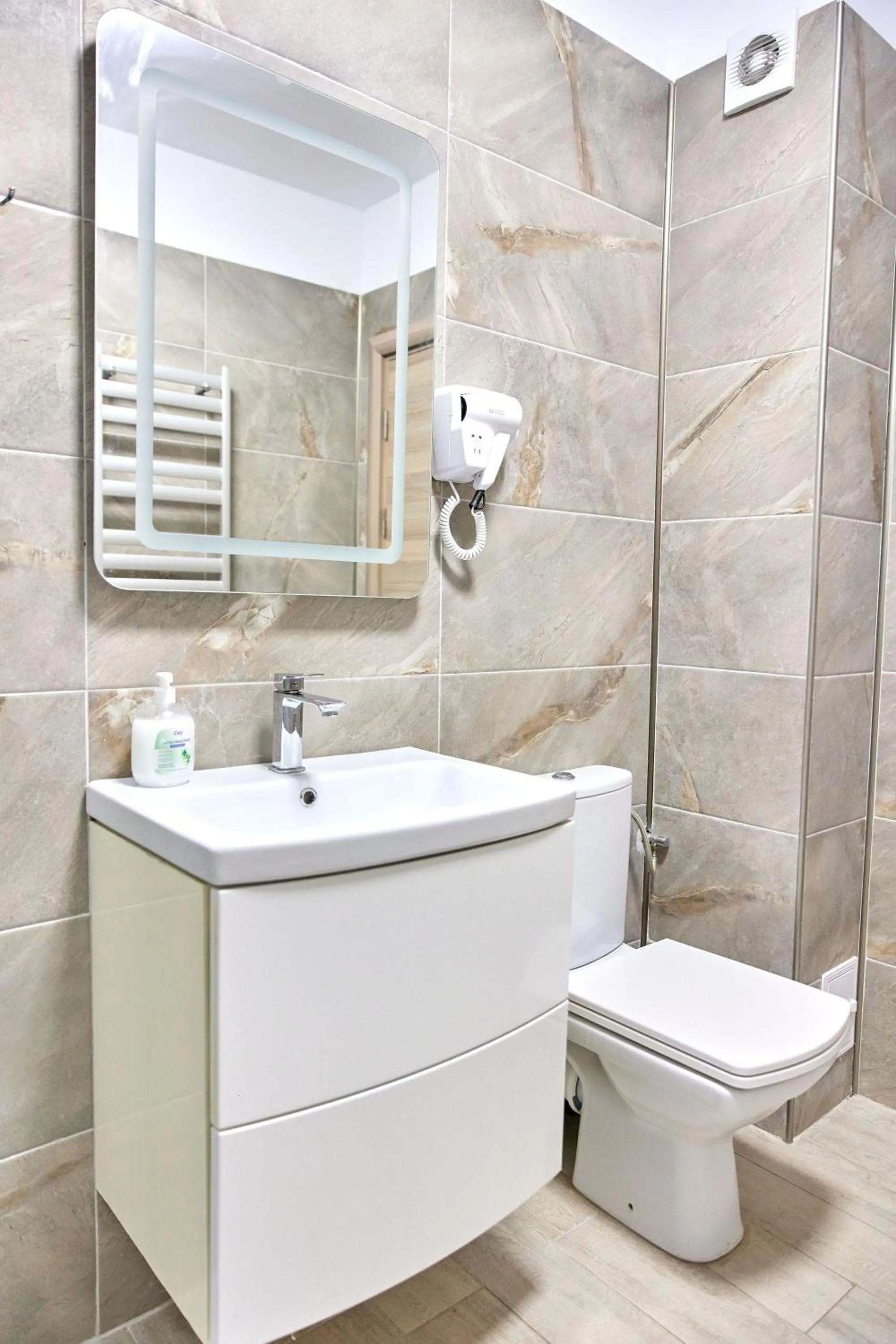 Toilet in Apartamente Miramare by Alz