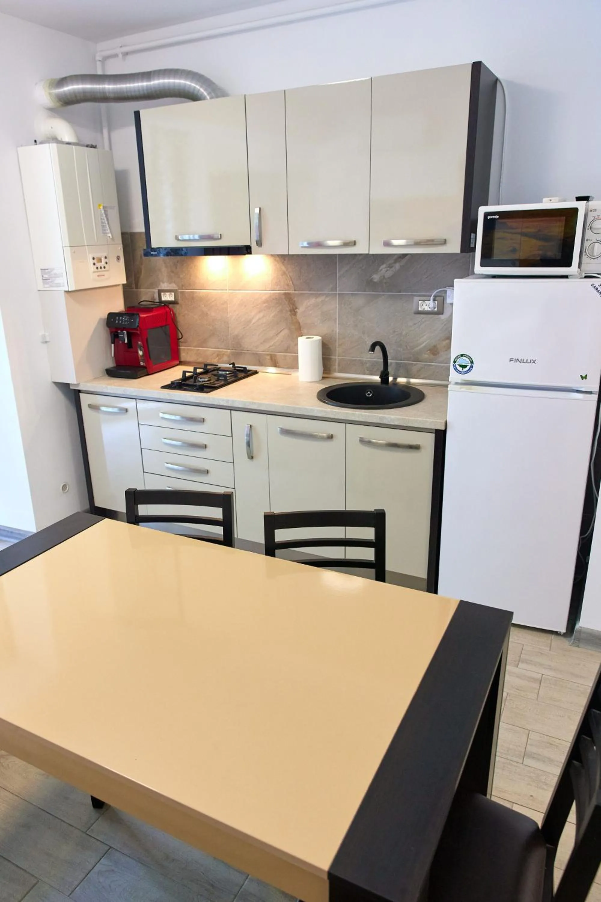 Kitchen or kitchenette in Apartamente Miramare by Alz