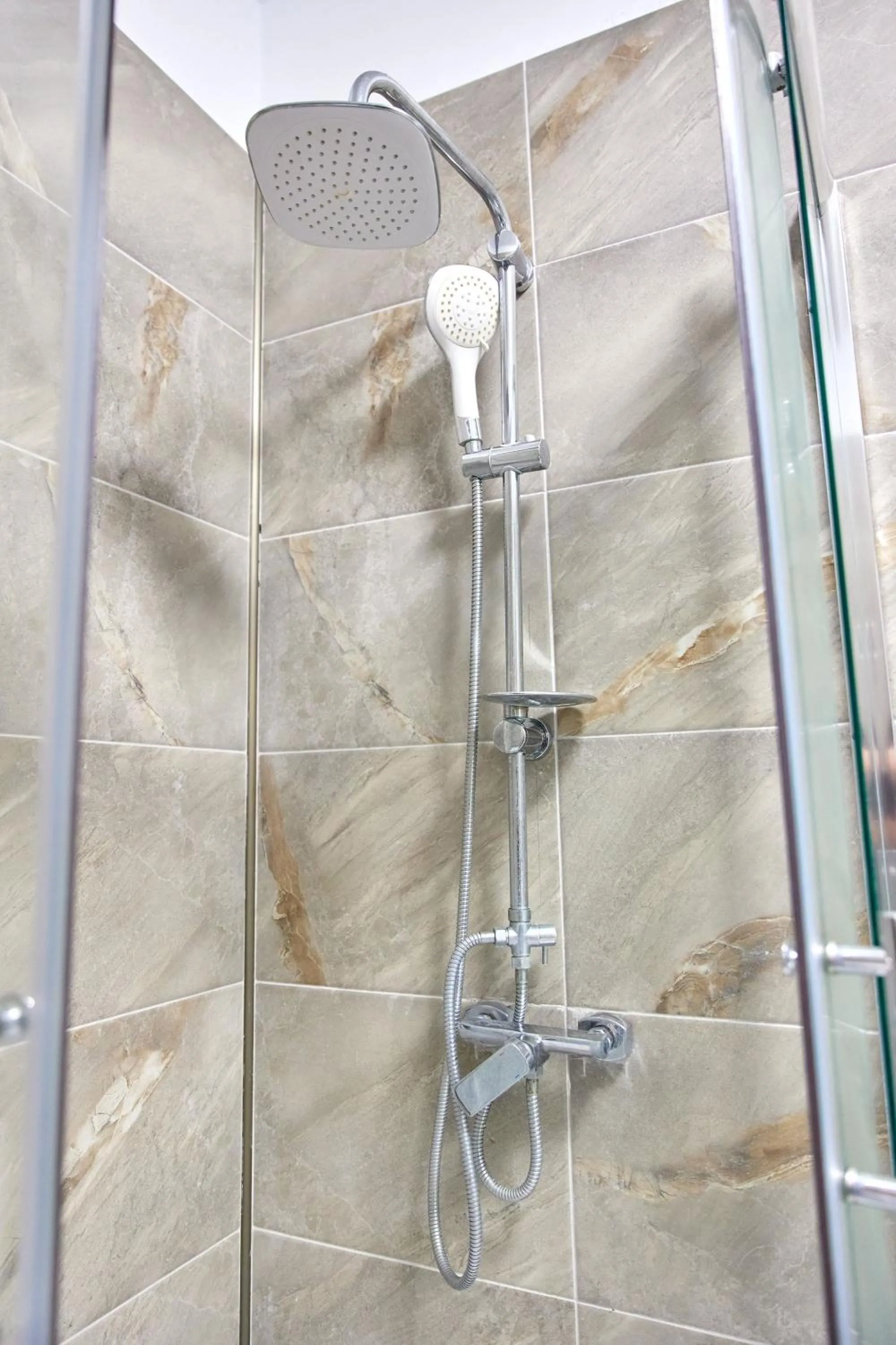 Shower in Apartamente Miramare by Alz