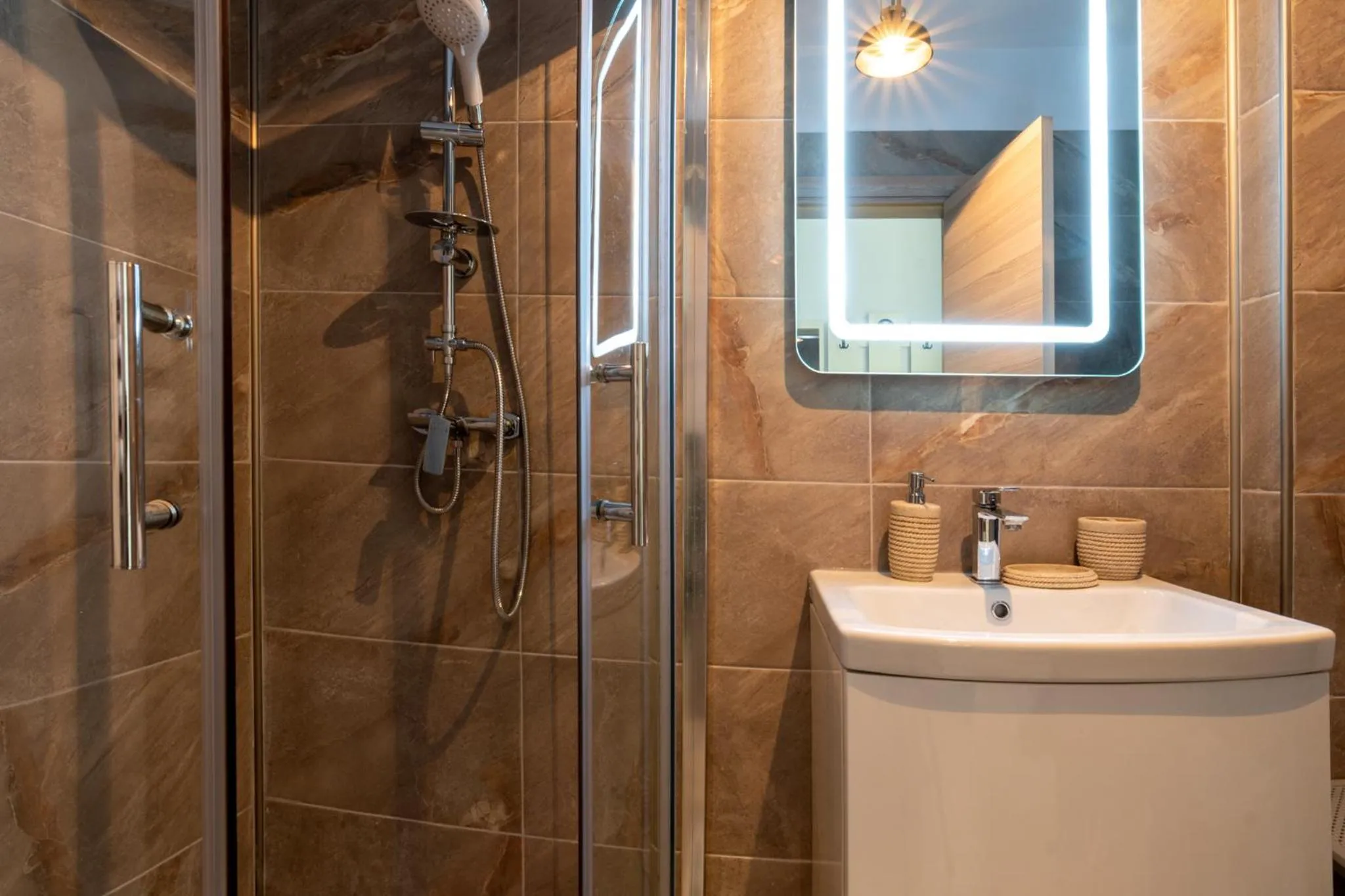 Shower in Apartamente Miramare by Alz