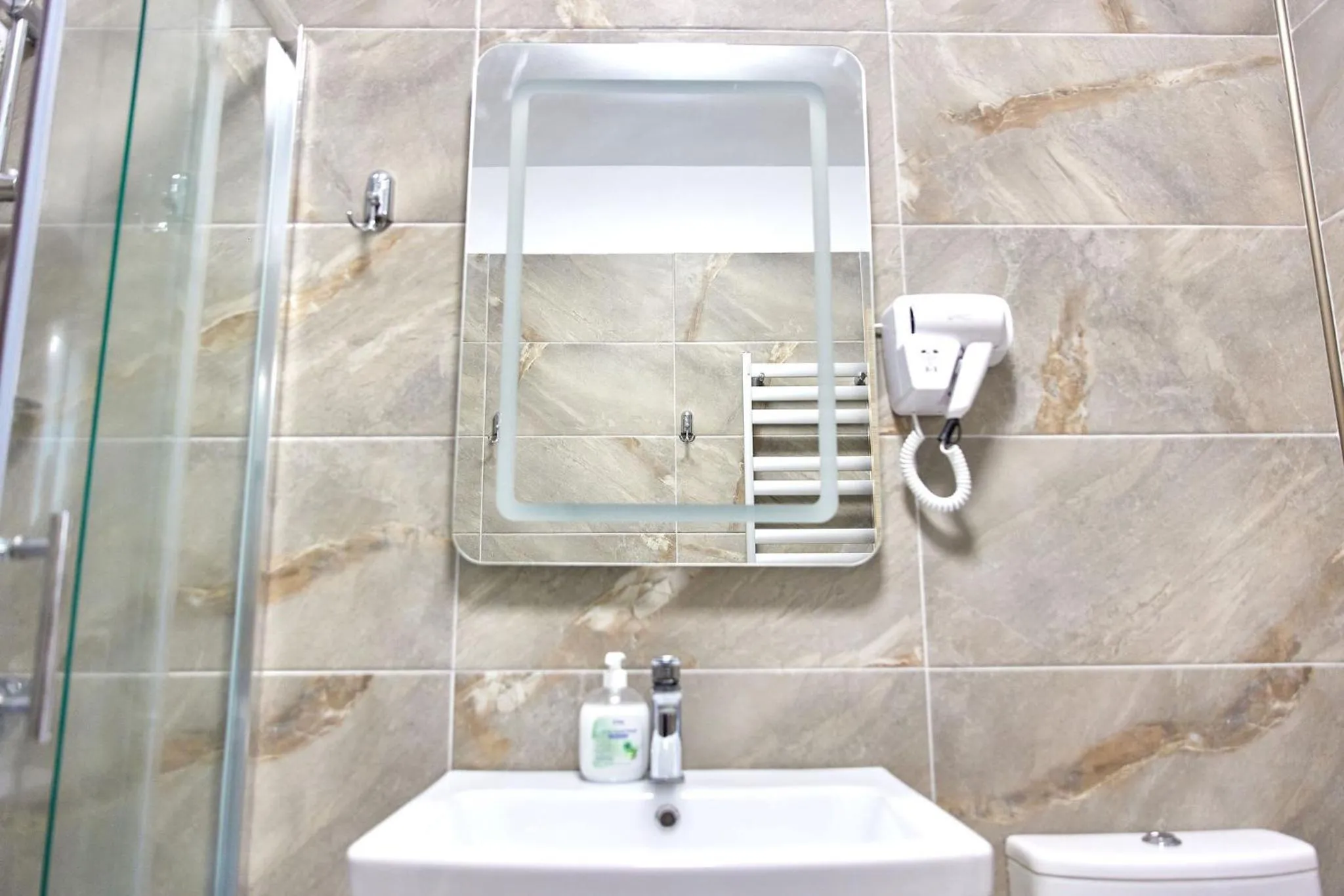 Shower in Apartamente Miramare by Alz