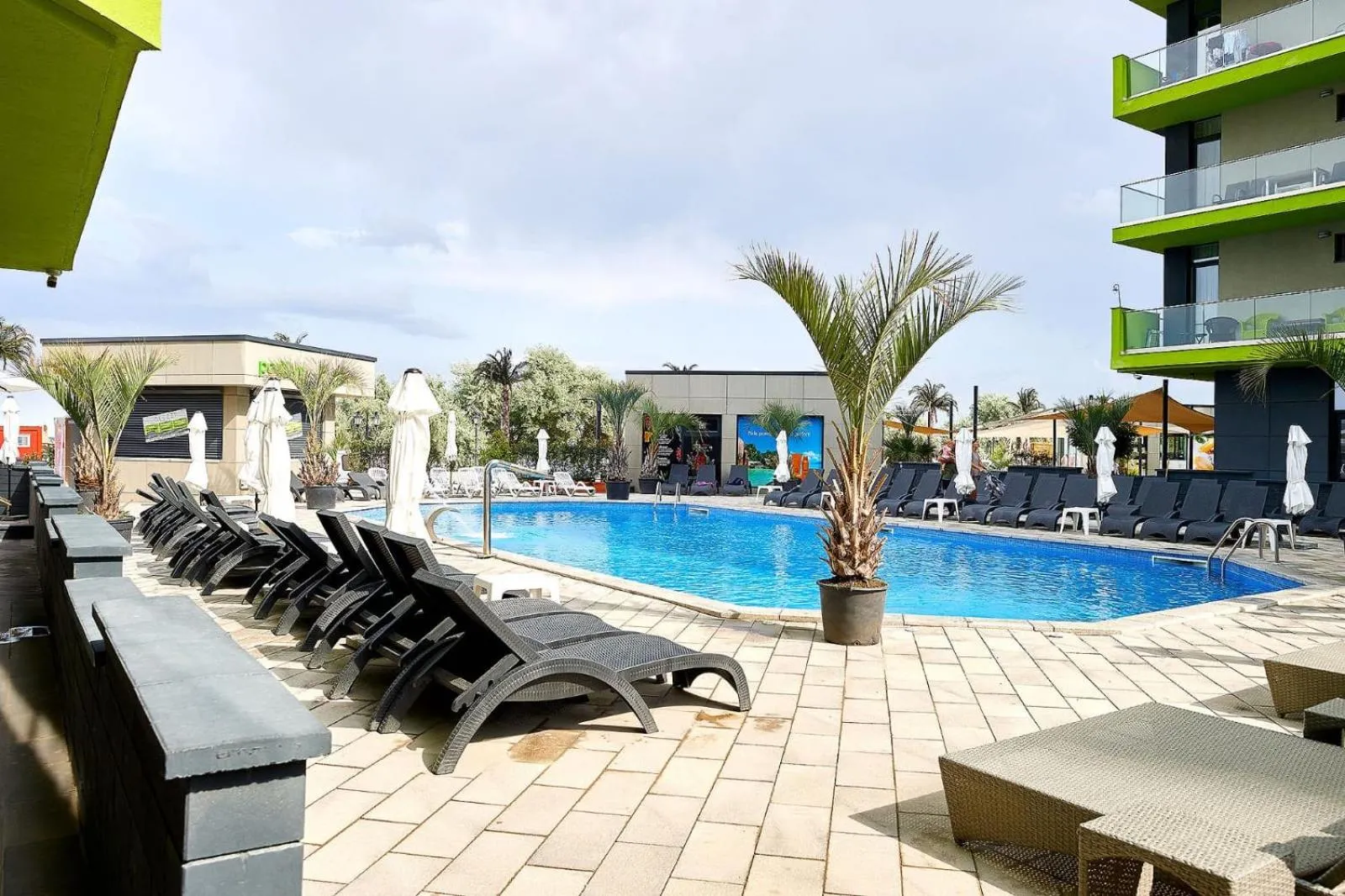 Property building in Apartamente Miramare by Alz