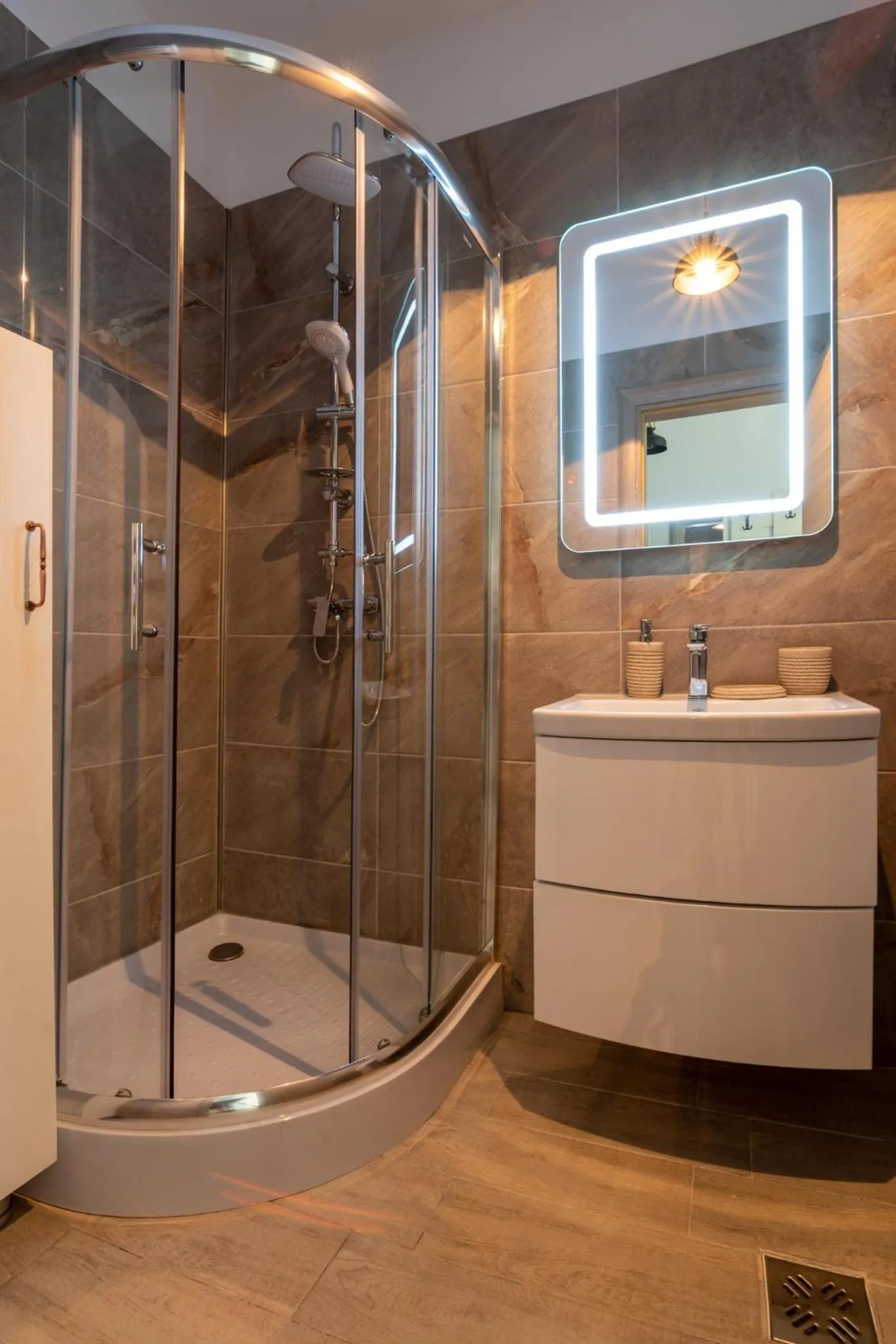 Shower in Apartamente Miramare by Alz