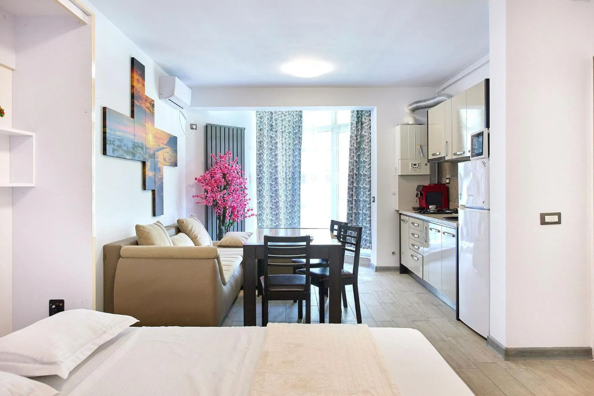 TV and multimedia, Bed in Apartamente Miramare by Alz