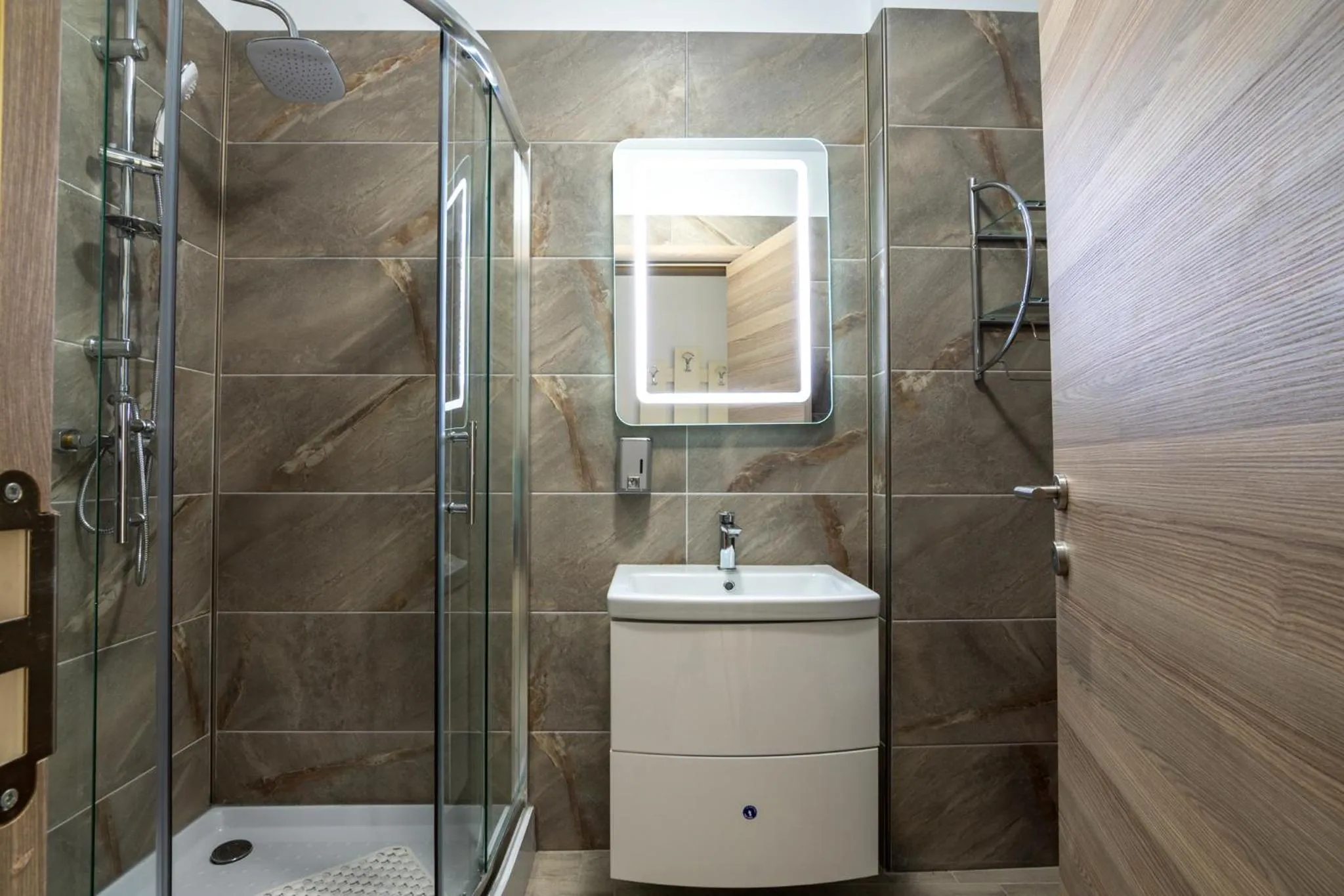 Shower in Apartamente Miramare by Alz