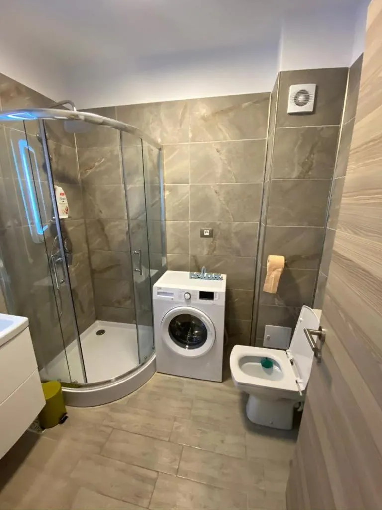 Shower in Apartamente Miramare by Alz