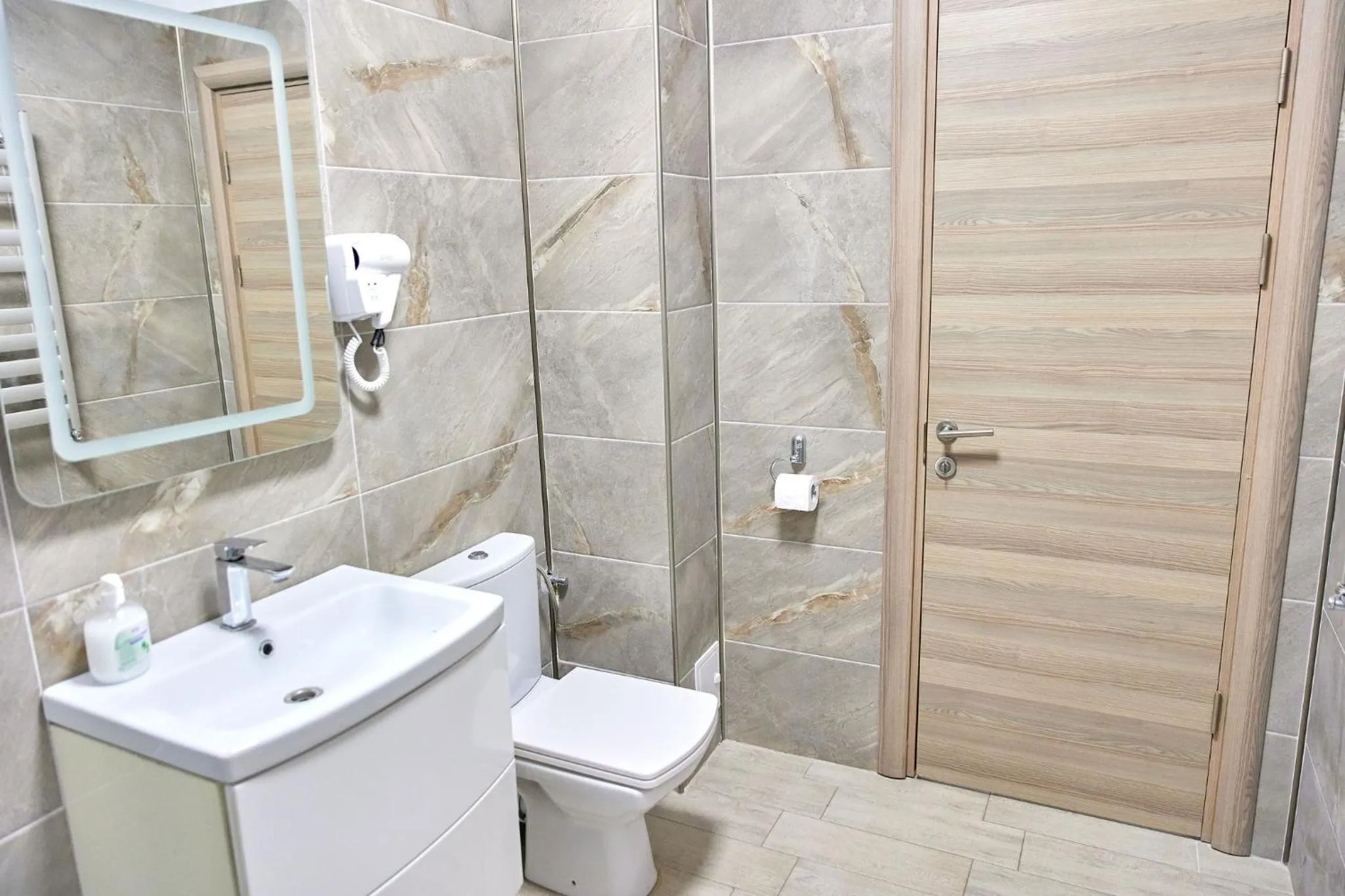 Shower in Apartamente Miramare by Alz