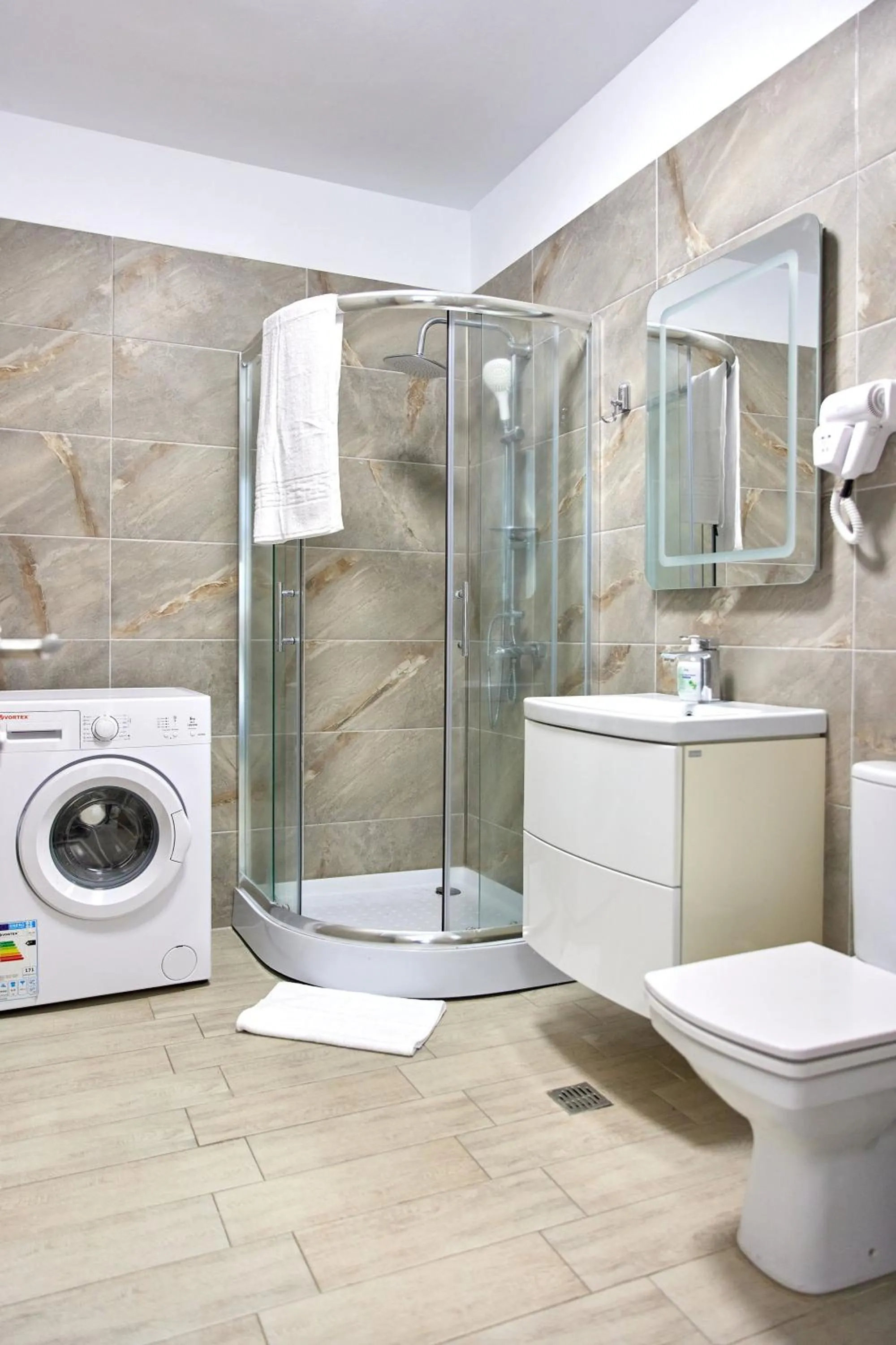Shower in Apartamente Miramare by Alz