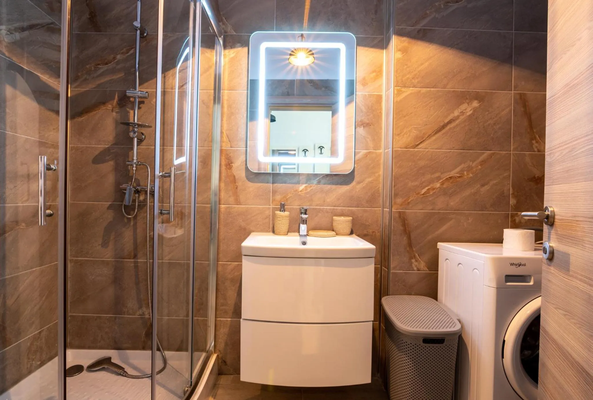 Shower in Apartamente Miramare by Alz