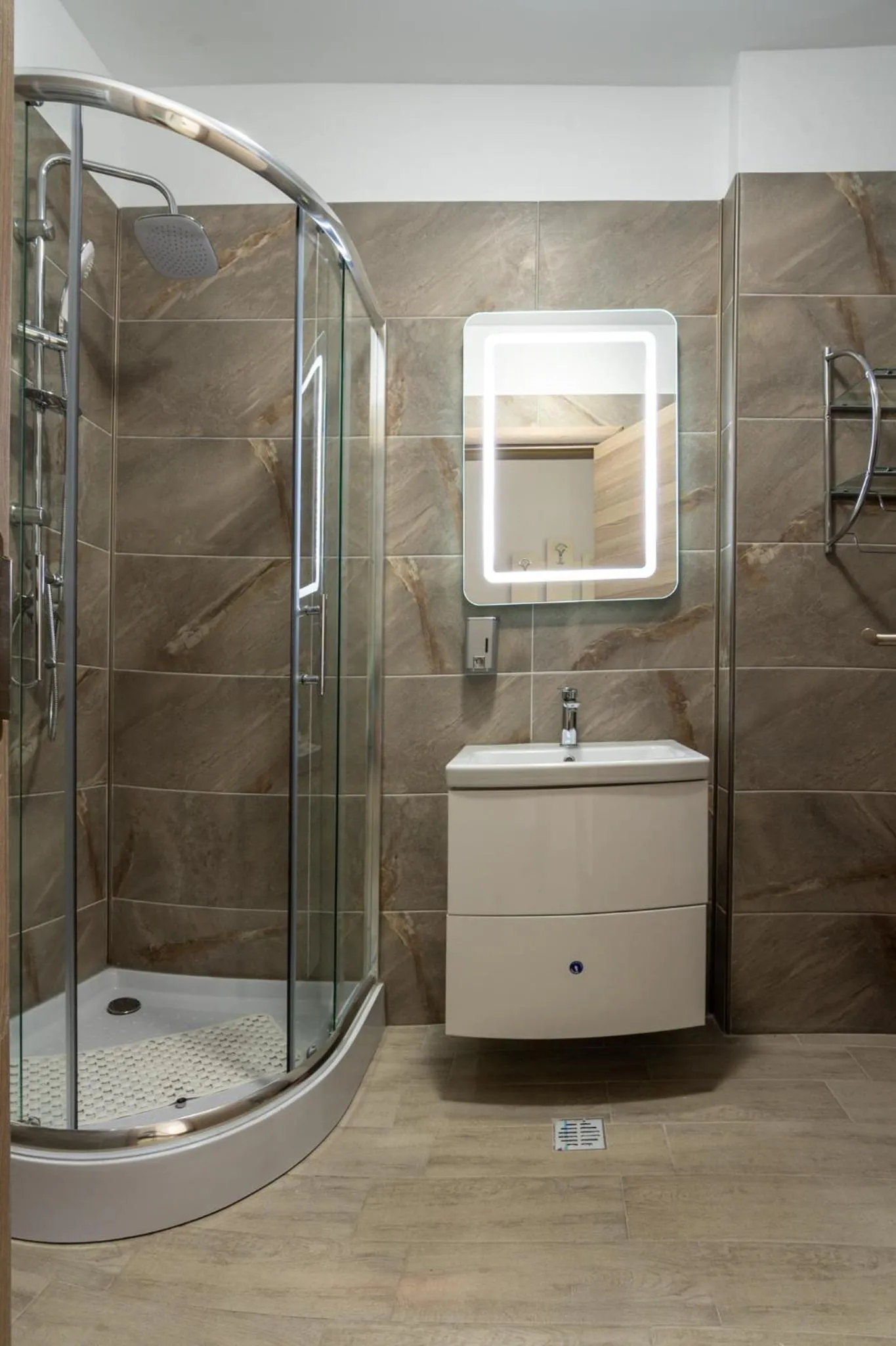 Shower in Apartamente Miramare by Alz