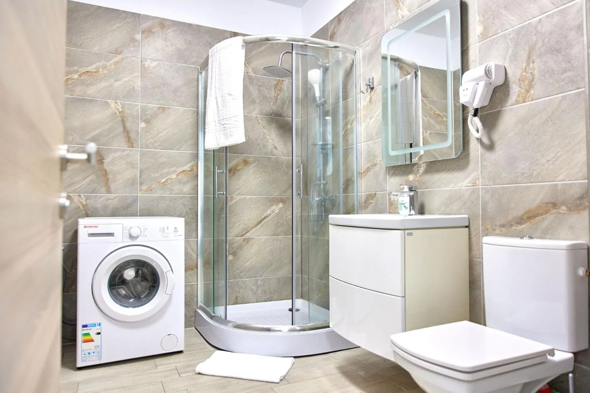 Shower in Apartamente Miramare by Alz