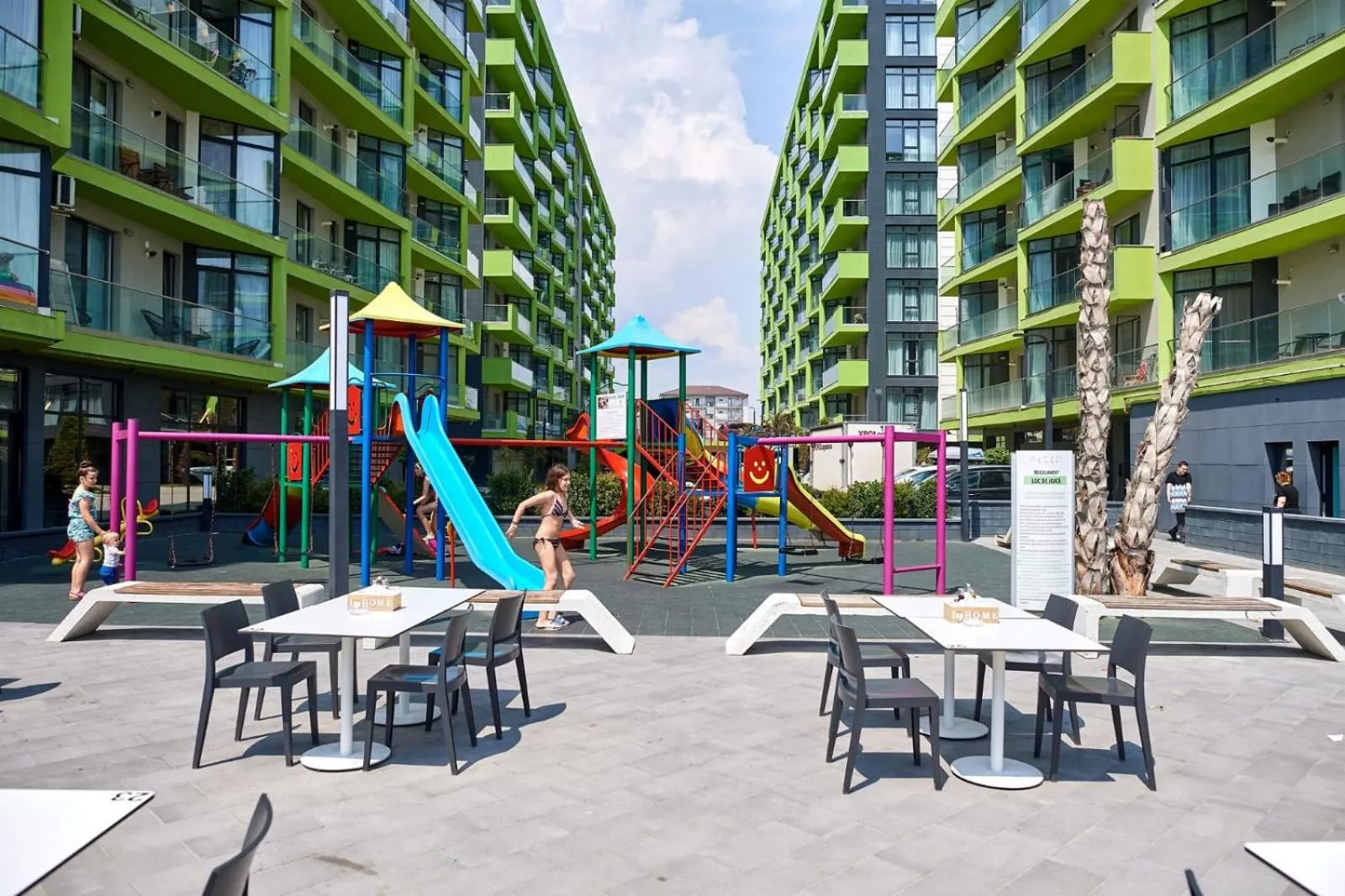 Property building in Apartamente Miramare by Alz