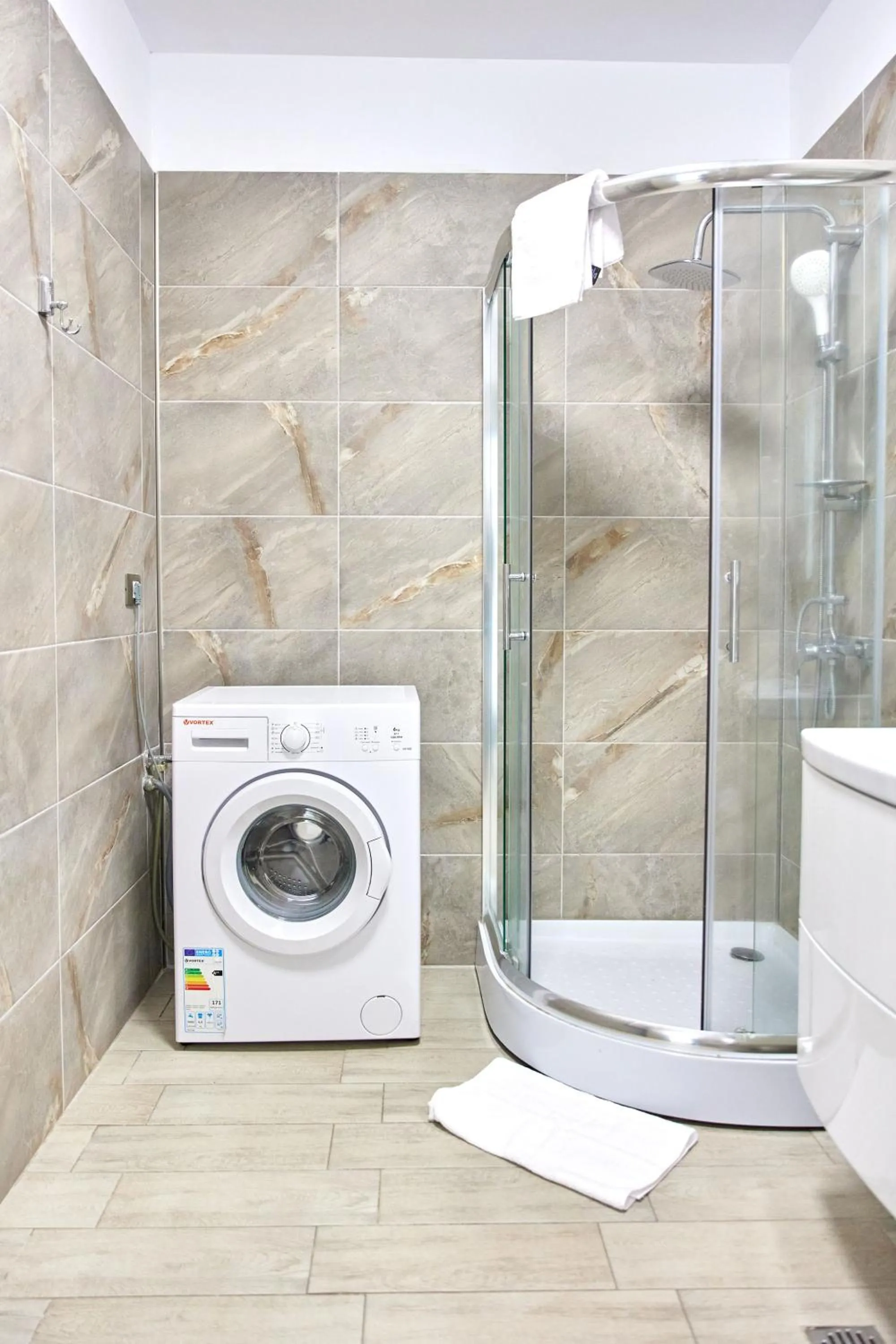 Shower in Apartamente Miramare by Alz