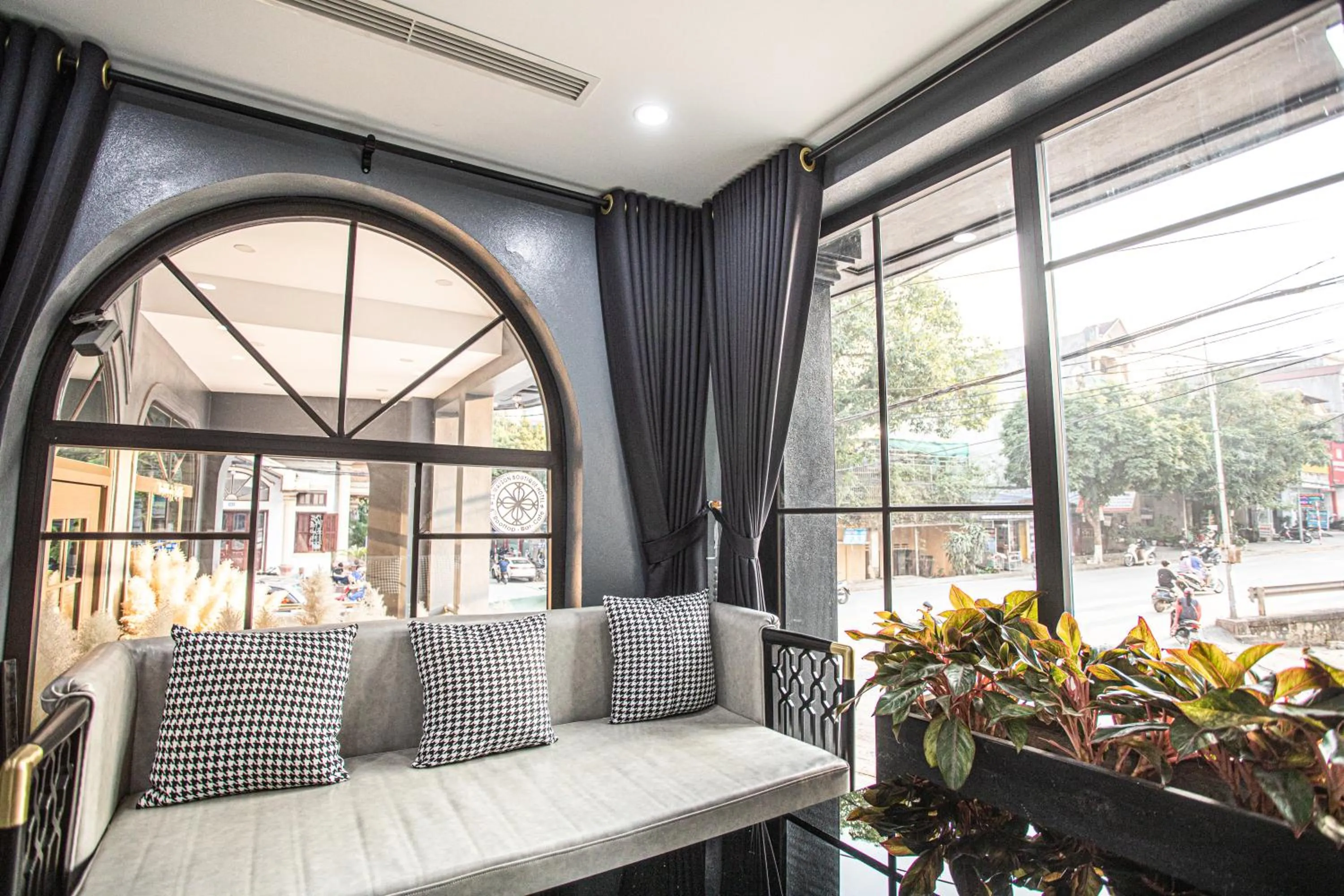 Communal lounge/ TV room in La Maison Boutique Hotel