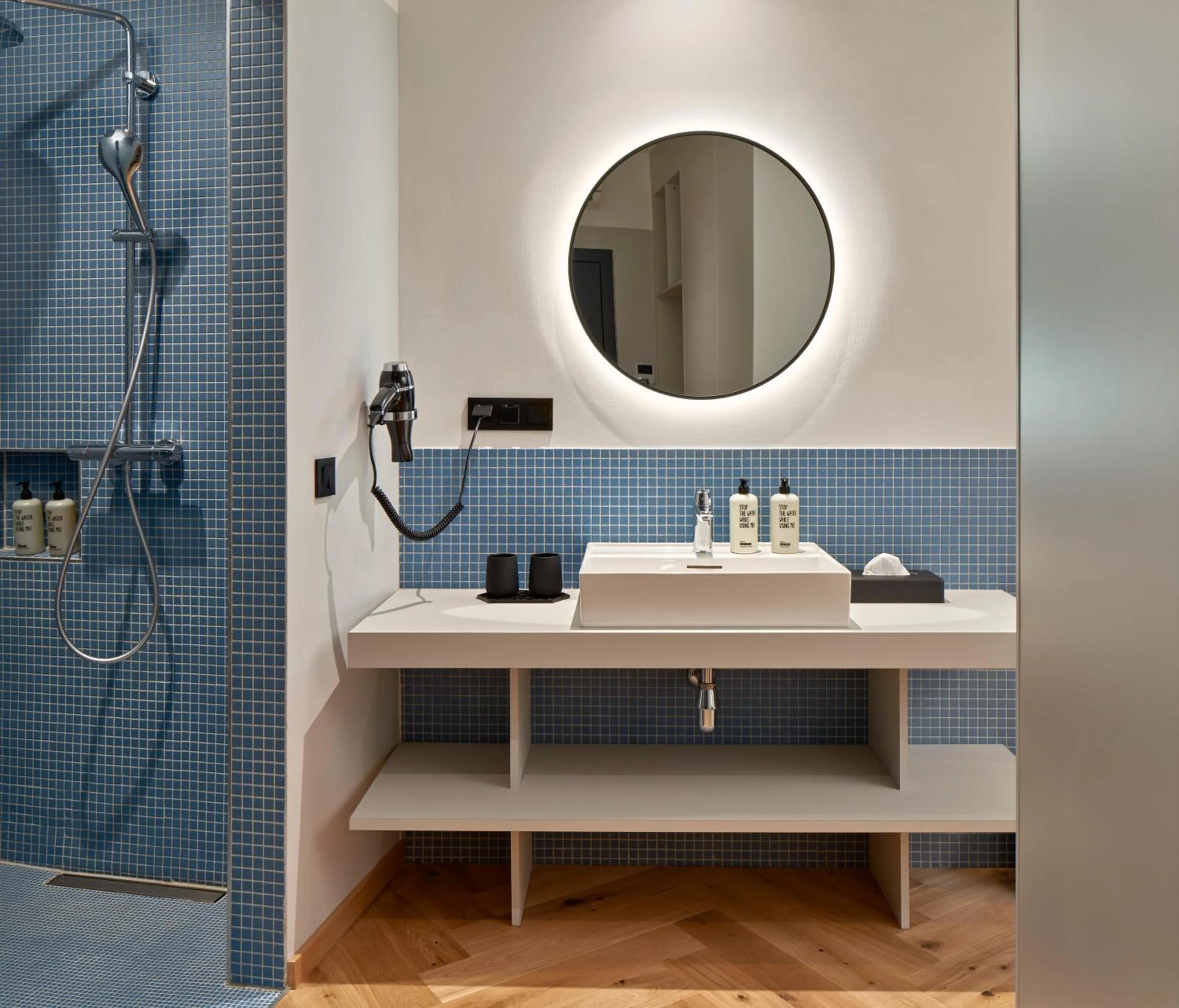 Shower in URBANAUTS STUDIOS Fillgrader