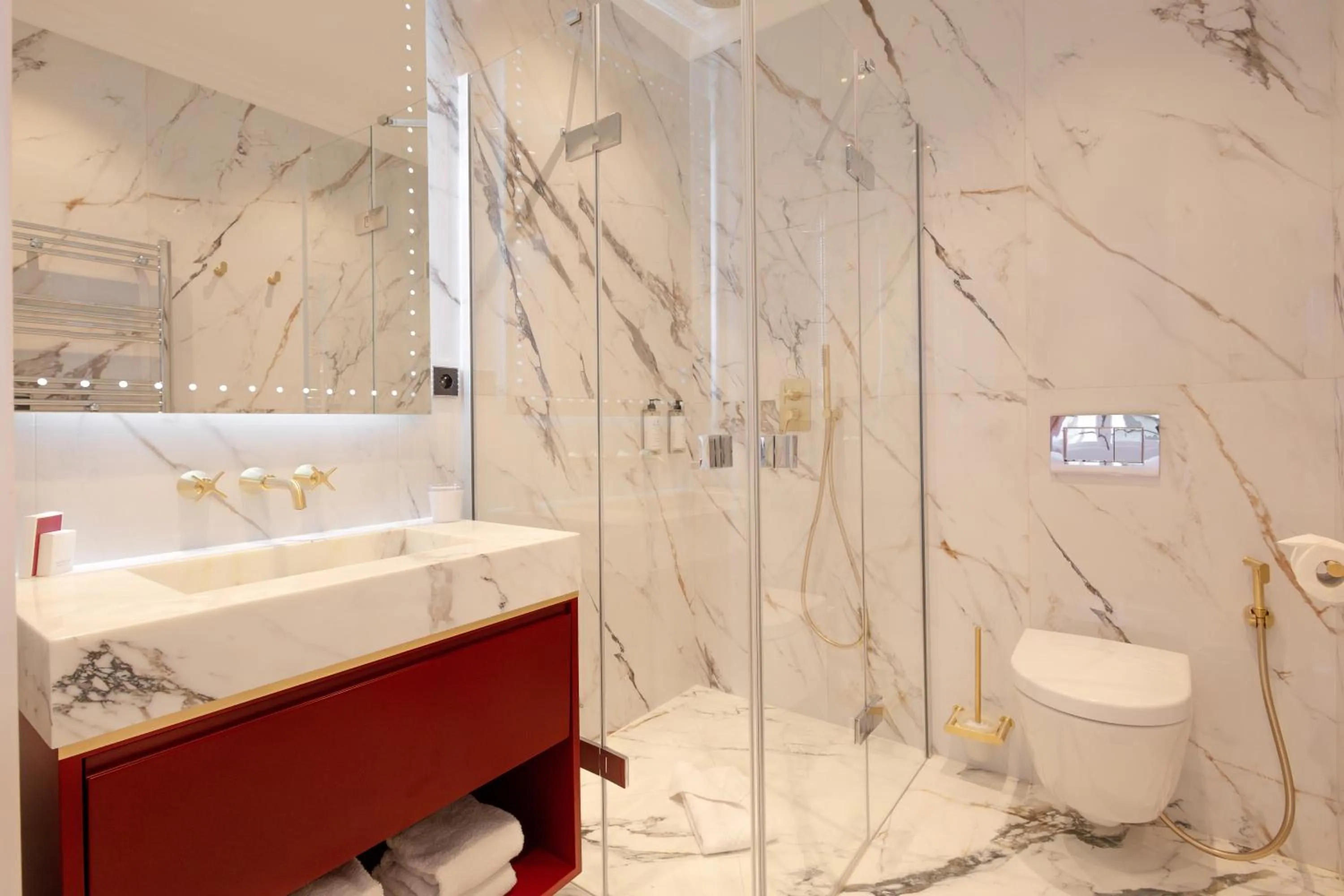 Shower in Mode Paris Aparthotel