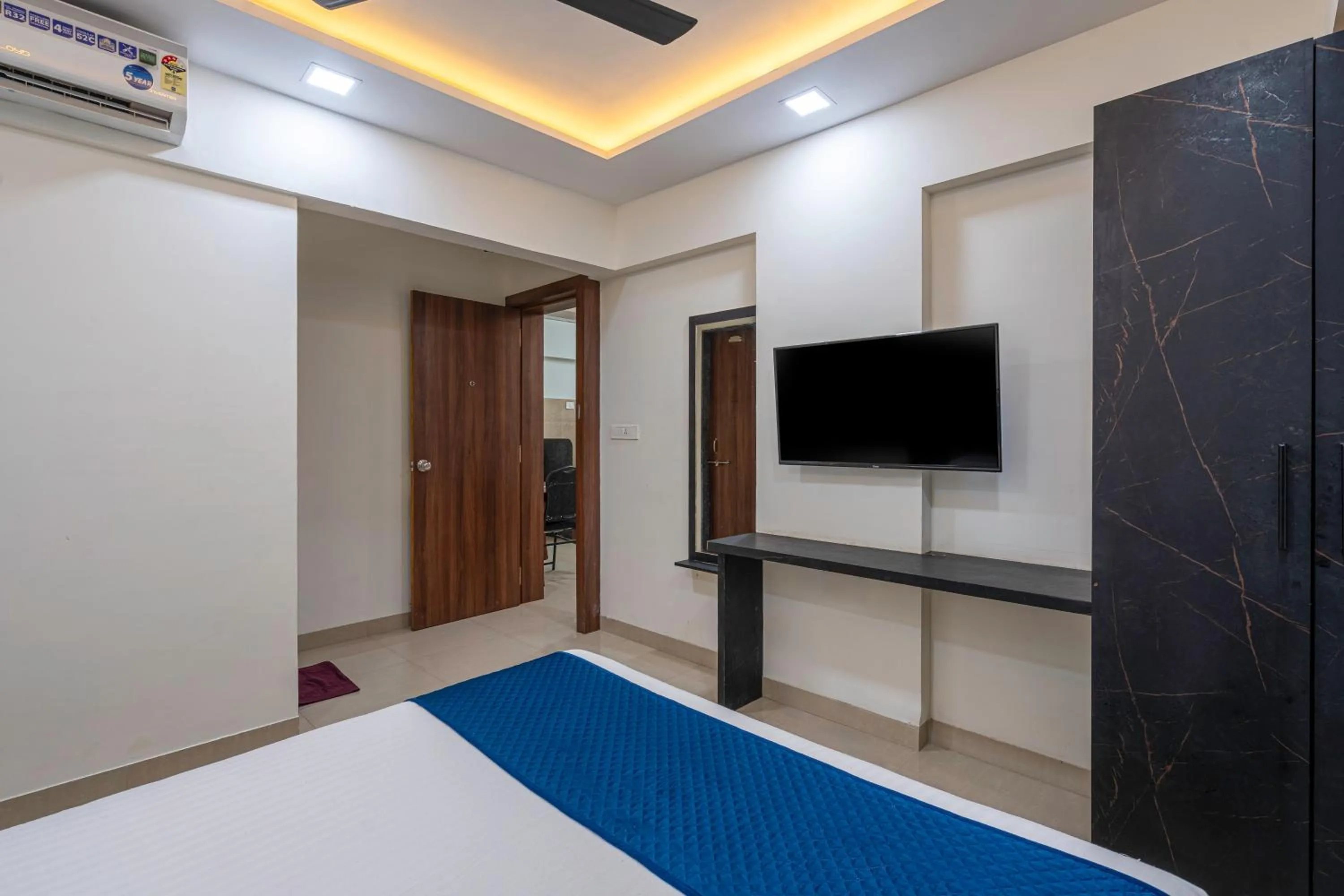 Communal lounge/ TV room, Bed in StayBird - Silver Oak, An Apartment Hotel, Kharadi