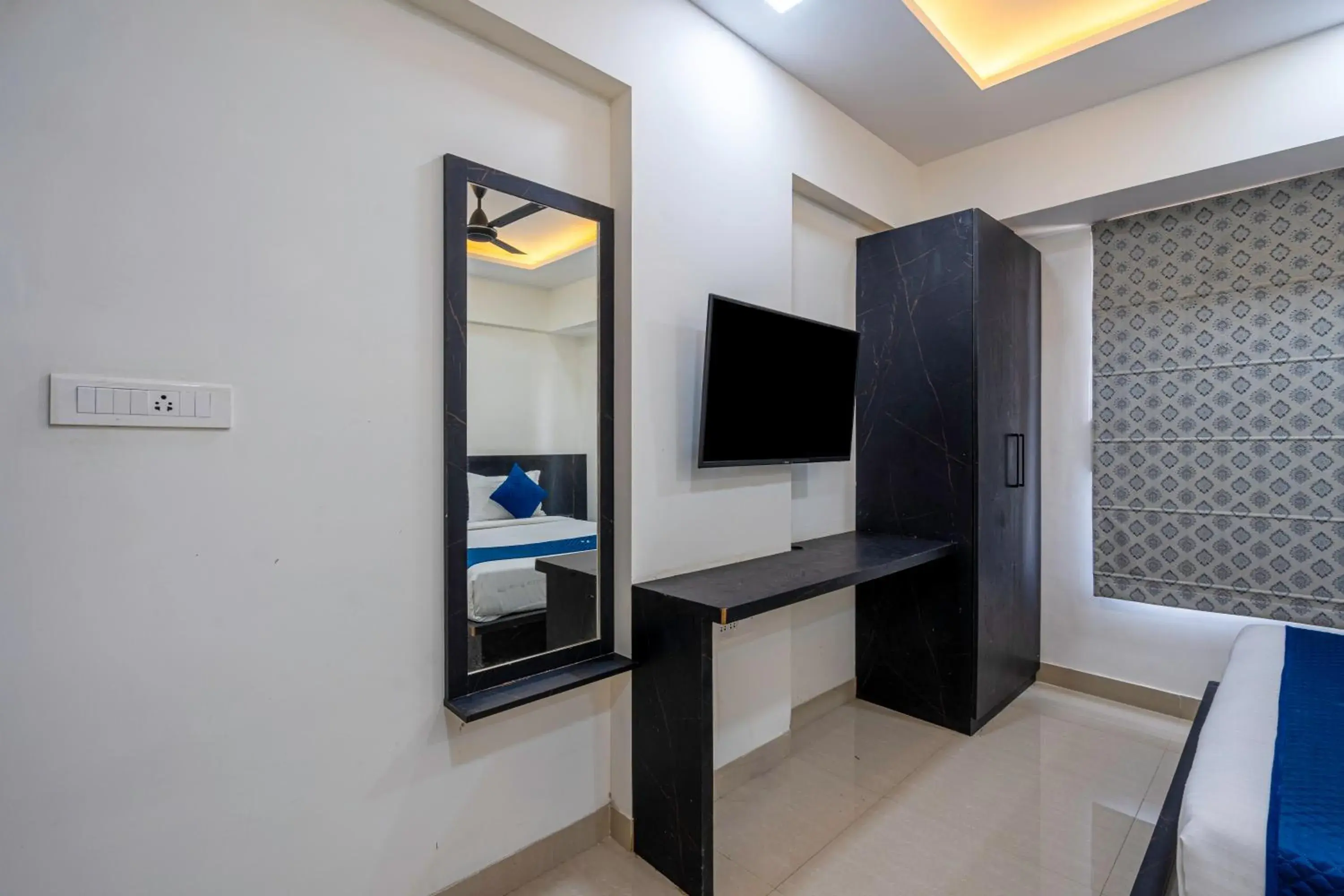Communal lounge/ TV room, Bed in StayBird - Silver Oak, An Apartment Hotel, Kharadi Communal lounge/ TV room, Bed in StayBird - Silver Oak, An Apartment Hotel, Kharadi