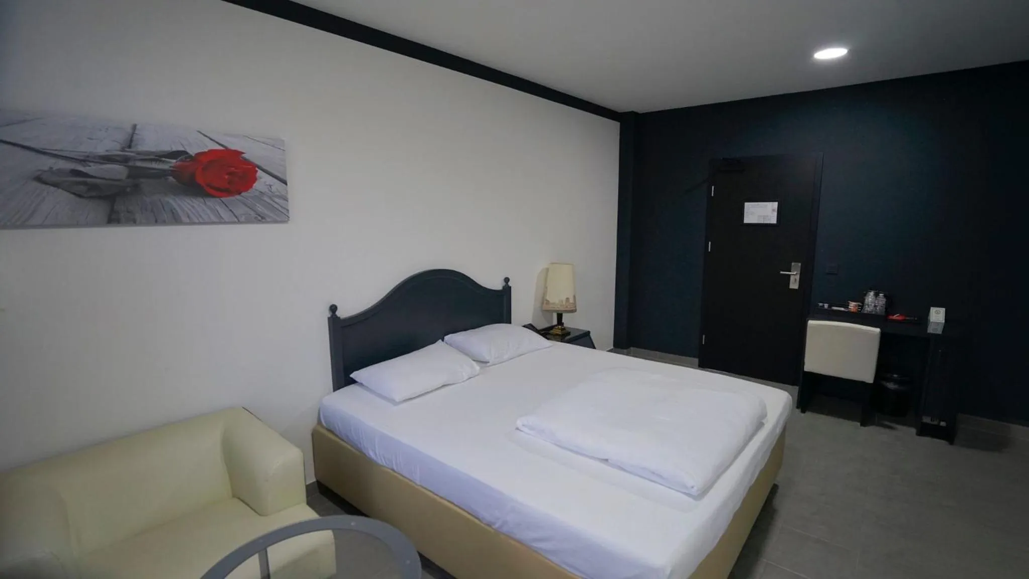 Bed in TIBET HOTEL am Airport Düsseldorf-Ratingen