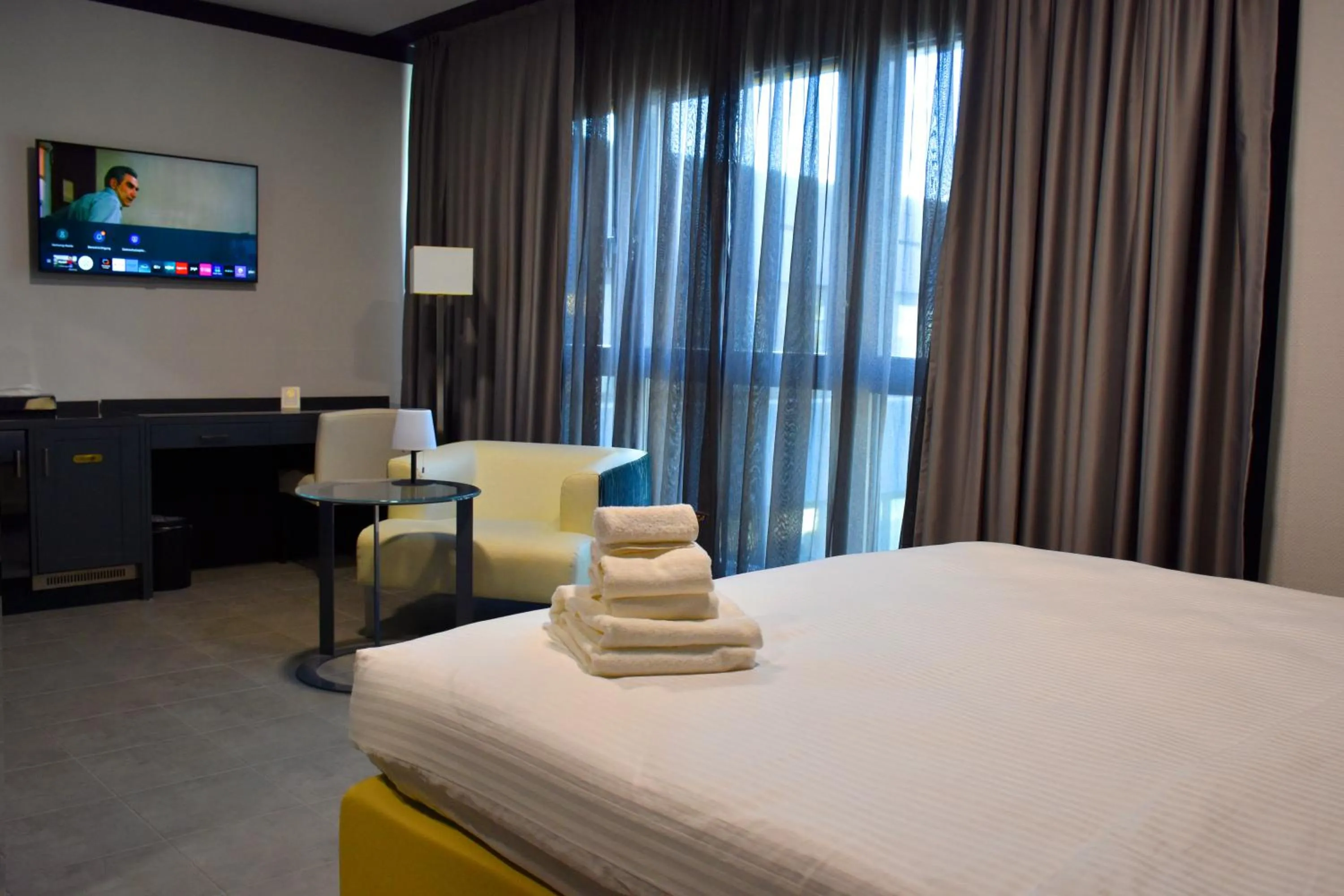 Bed in TIBET HOTEL am Airport Düsseldorf-Ratingen