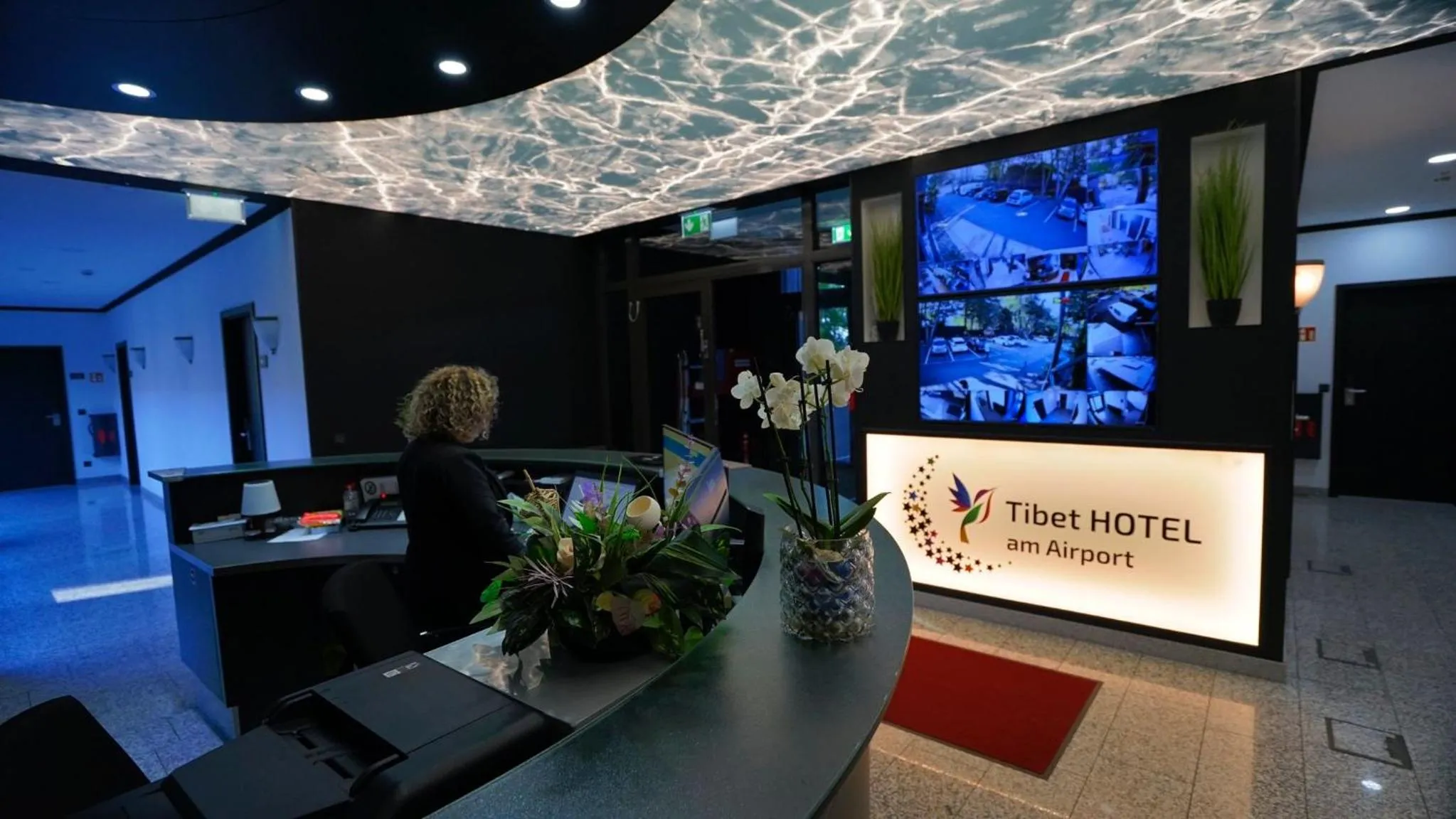 TV and multimedia in TIBET HOTEL am Airport Düsseldorf-Ratingen