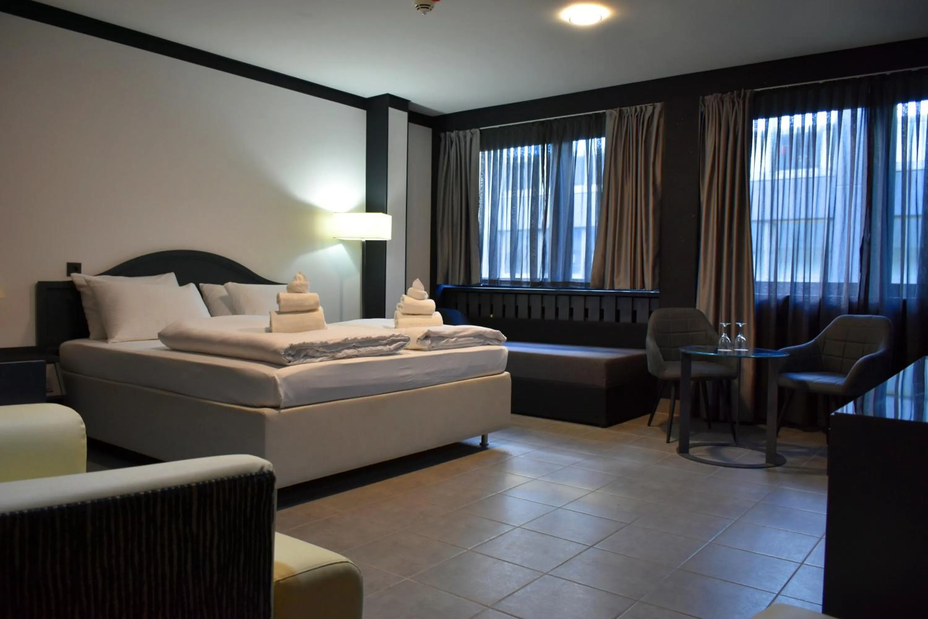 Bed in TIBET HOTEL am Airport Düsseldorf-Ratingen