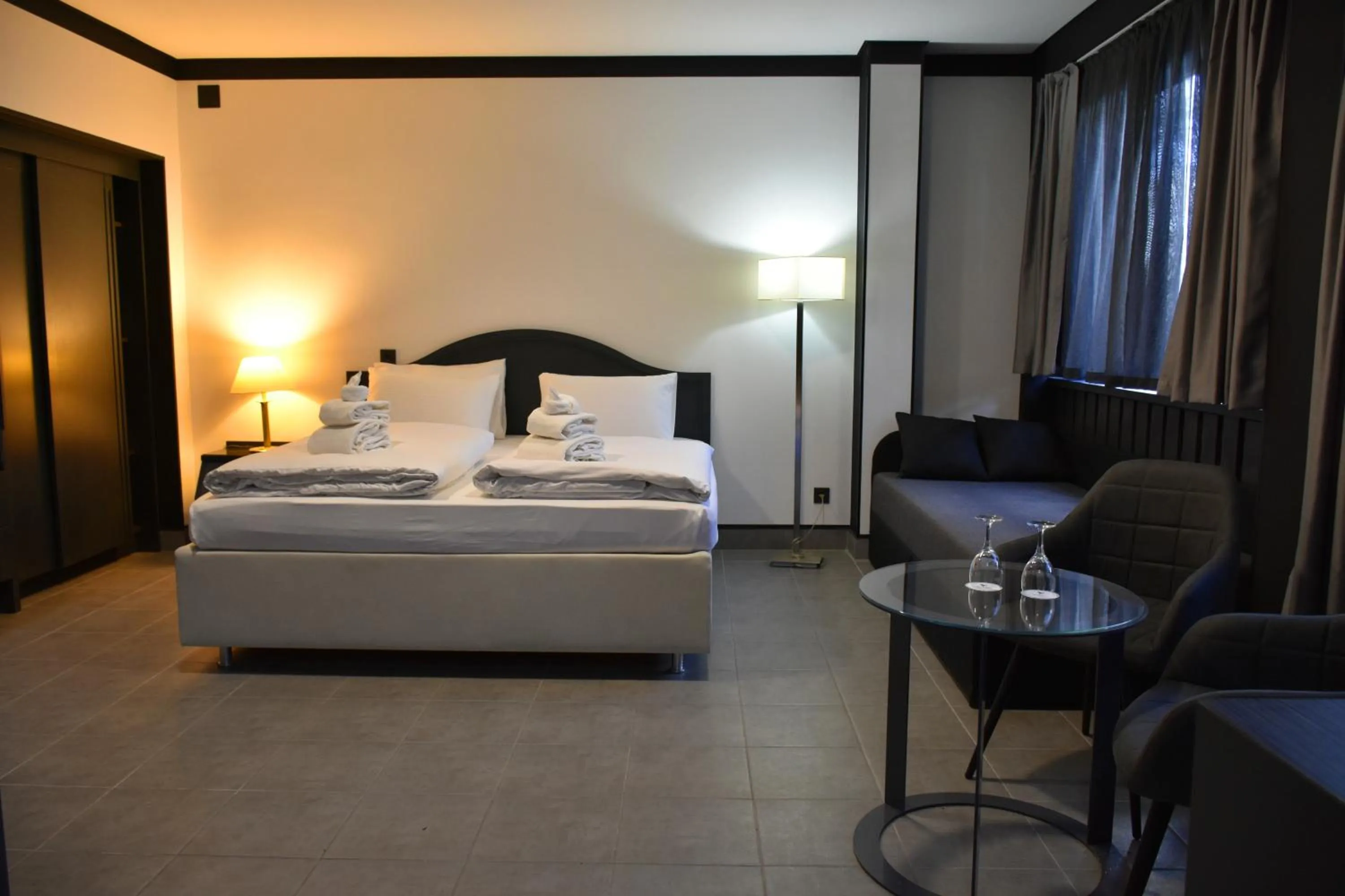 Bed in TIBET HOTEL am Airport Düsseldorf-Ratingen