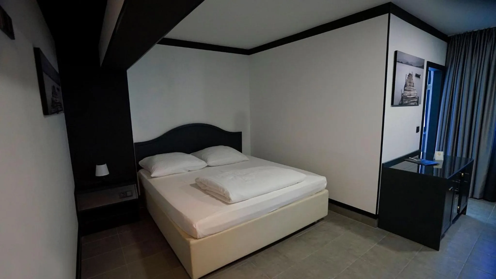 Bed in TIBET HOTEL am Airport Düsseldorf-Ratingen