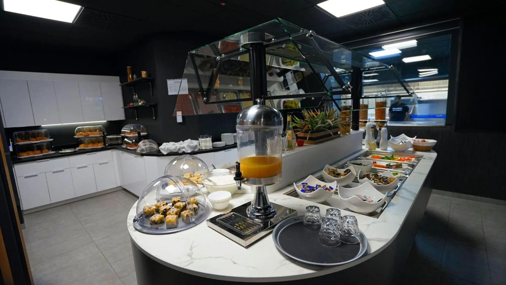 Kitchen or kitchenette in TIBET HOTEL am Airport Düsseldorf-Ratingen